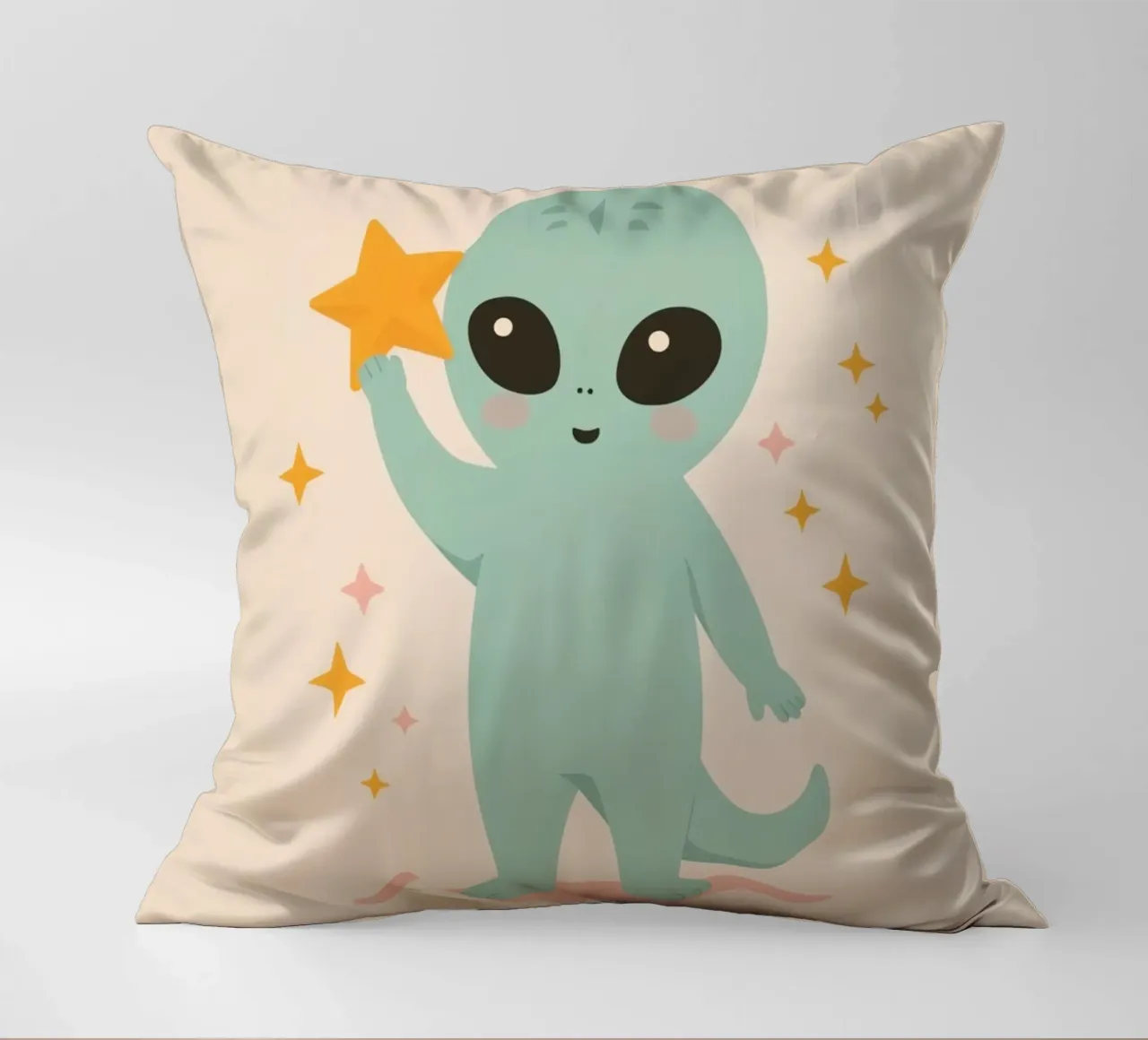 Alien vert mignon tenant une étoile jaune coussin de DesignDoodle