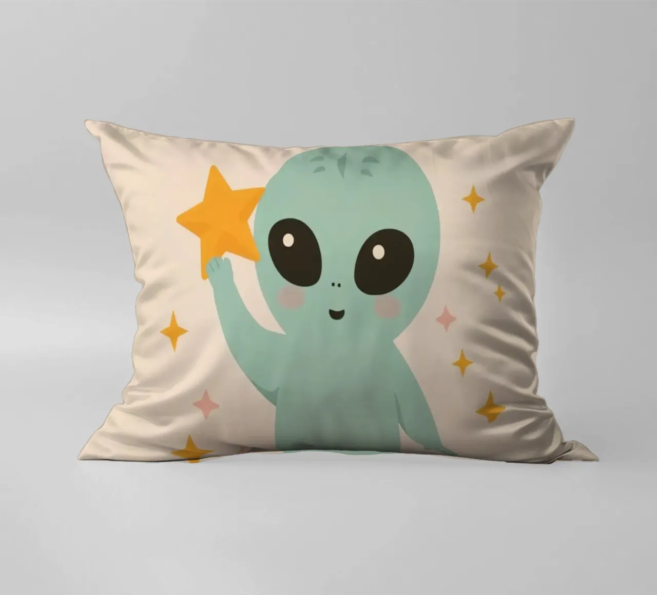 Alien vert mignon tenant une étoile jaune coussin de DesignDoodle