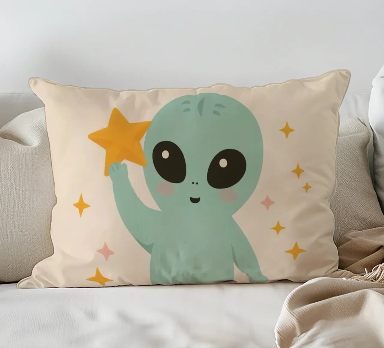 Alien vert mignon tenant une étoile jaune coussin de DesignDoodle