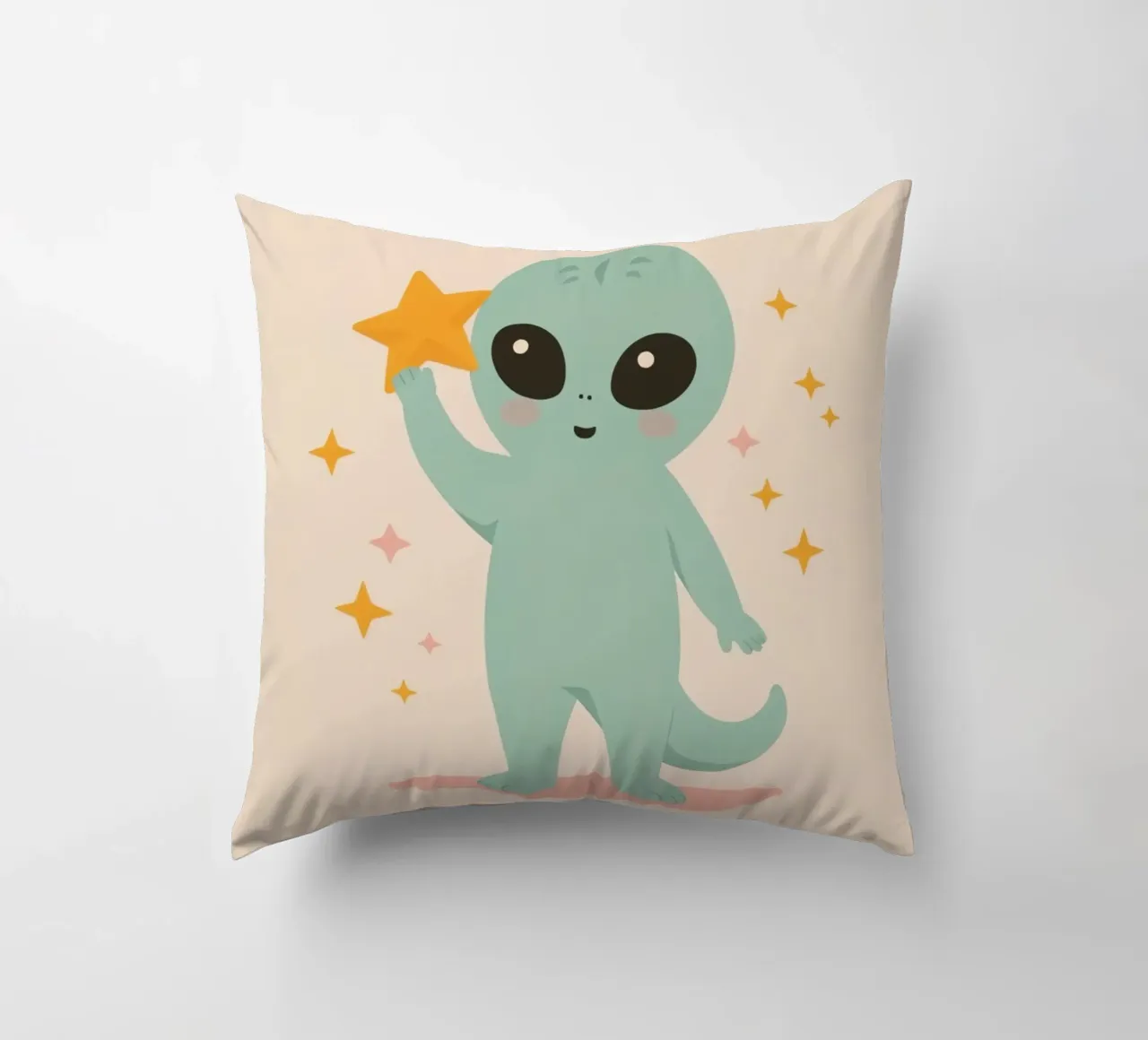 Alien vert mignon tenant une étoile jaune coussin de DesignDoodle