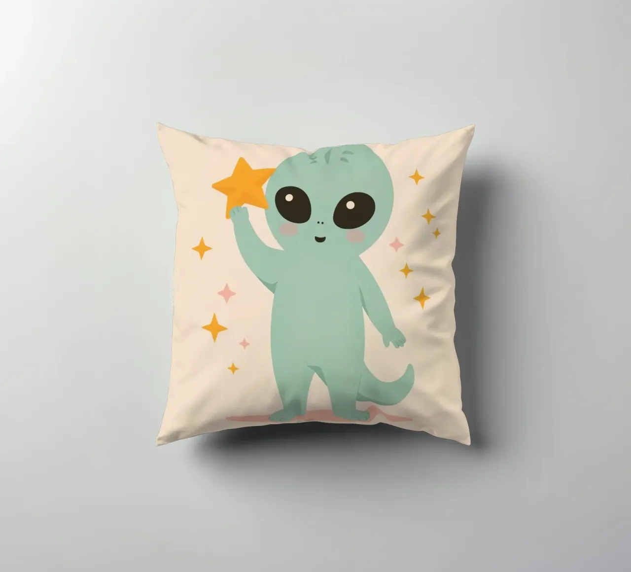 Alien vert mignon tenant une étoile jaune coussin de DesignDoodle