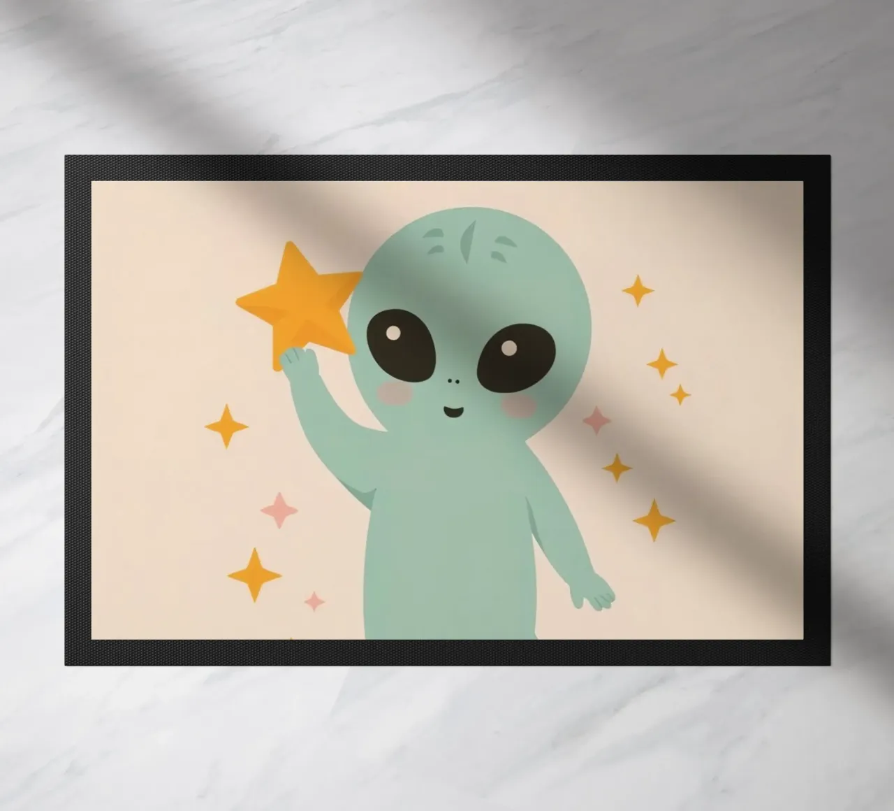 Alien vert mignon tenant une étoile jaune paillasson de DesignDoodle