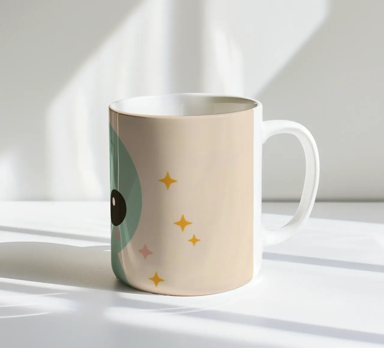 Alien vert mignon tenant une étoile jaune mug en céramique de DesignDoodle