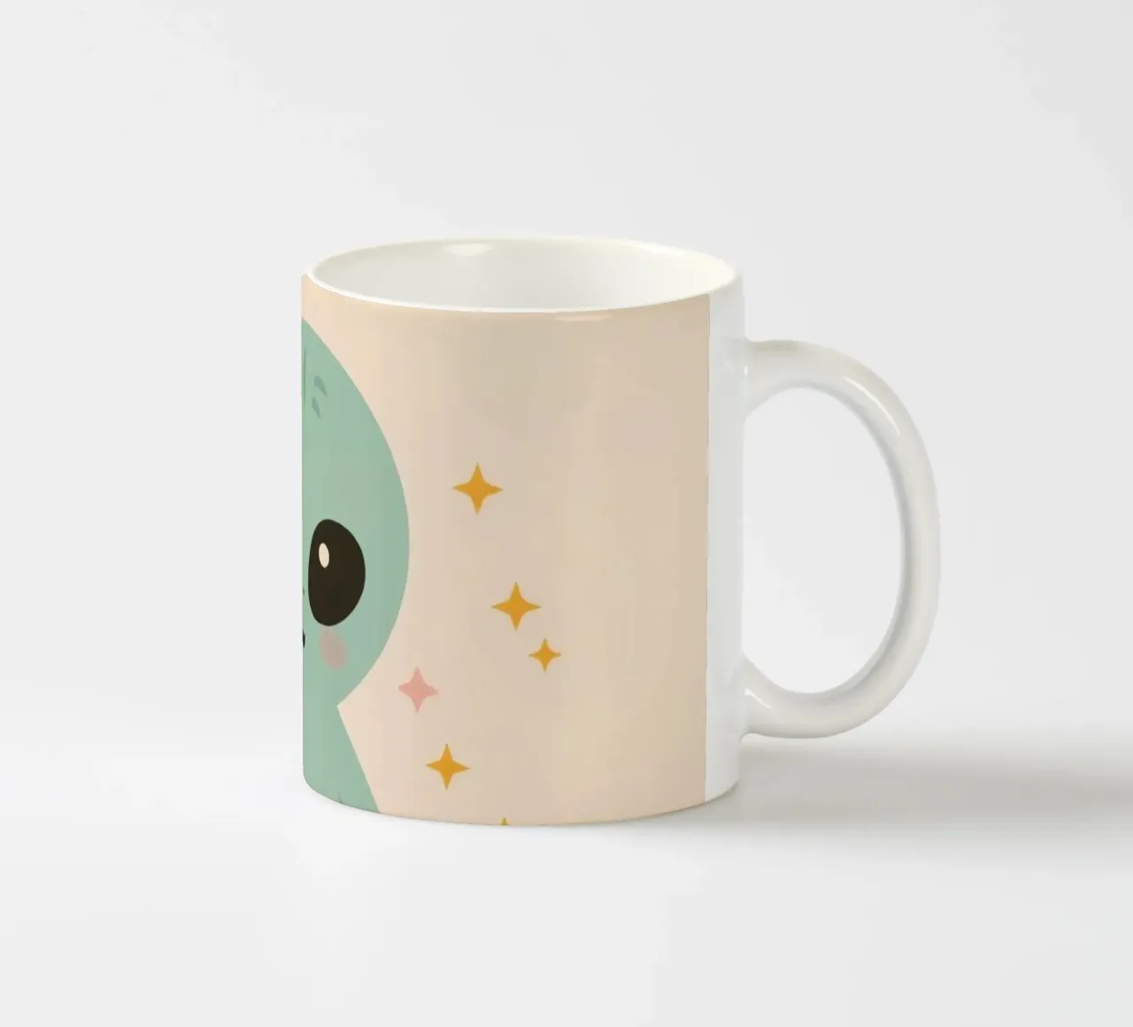 Alien vert mignon tenant une étoile jaune mug en céramique de DesignDoodle