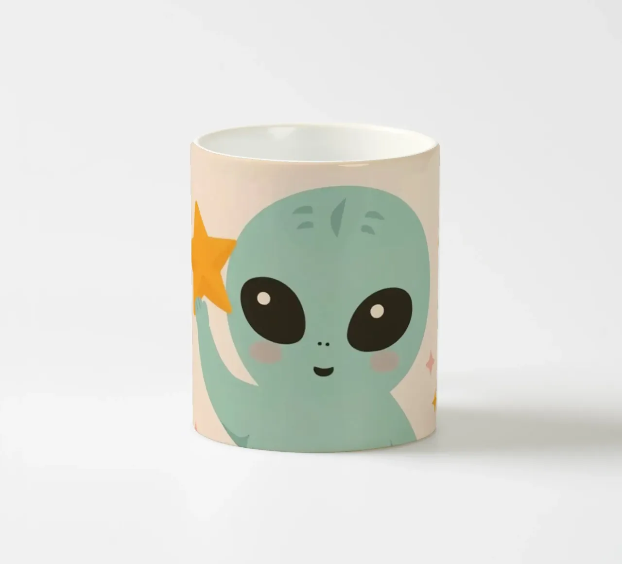 Alien vert mignon tenant une étoile jaune mug en céramique de DesignDoodle