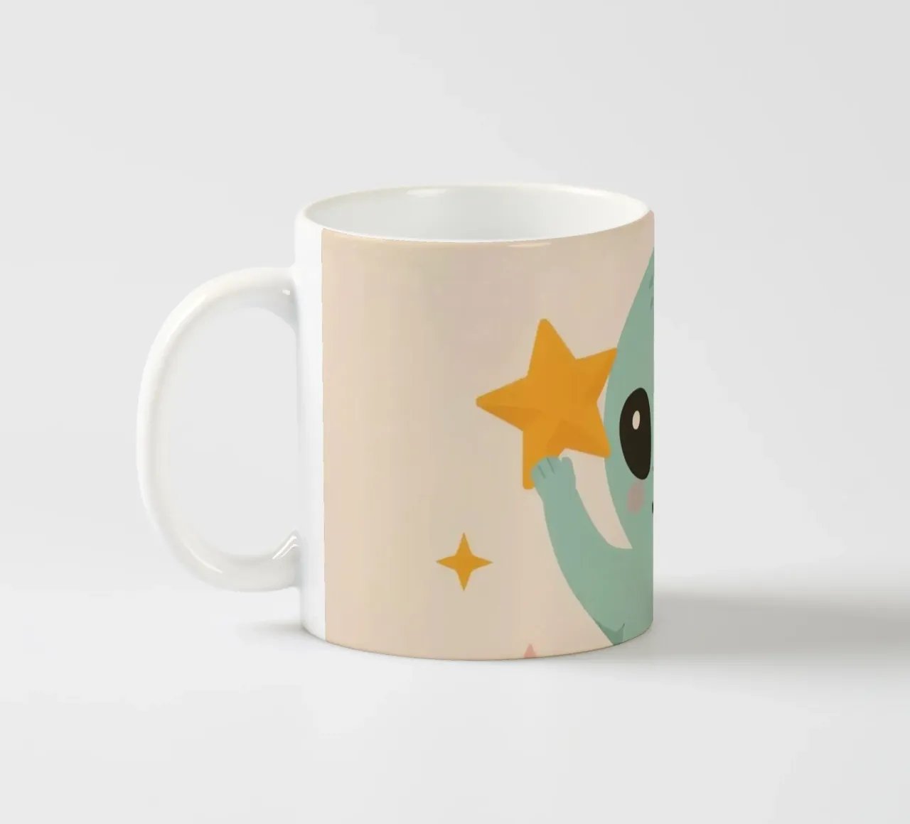Alien vert mignon tenant une étoile jaune mug en céramique de DesignDoodle