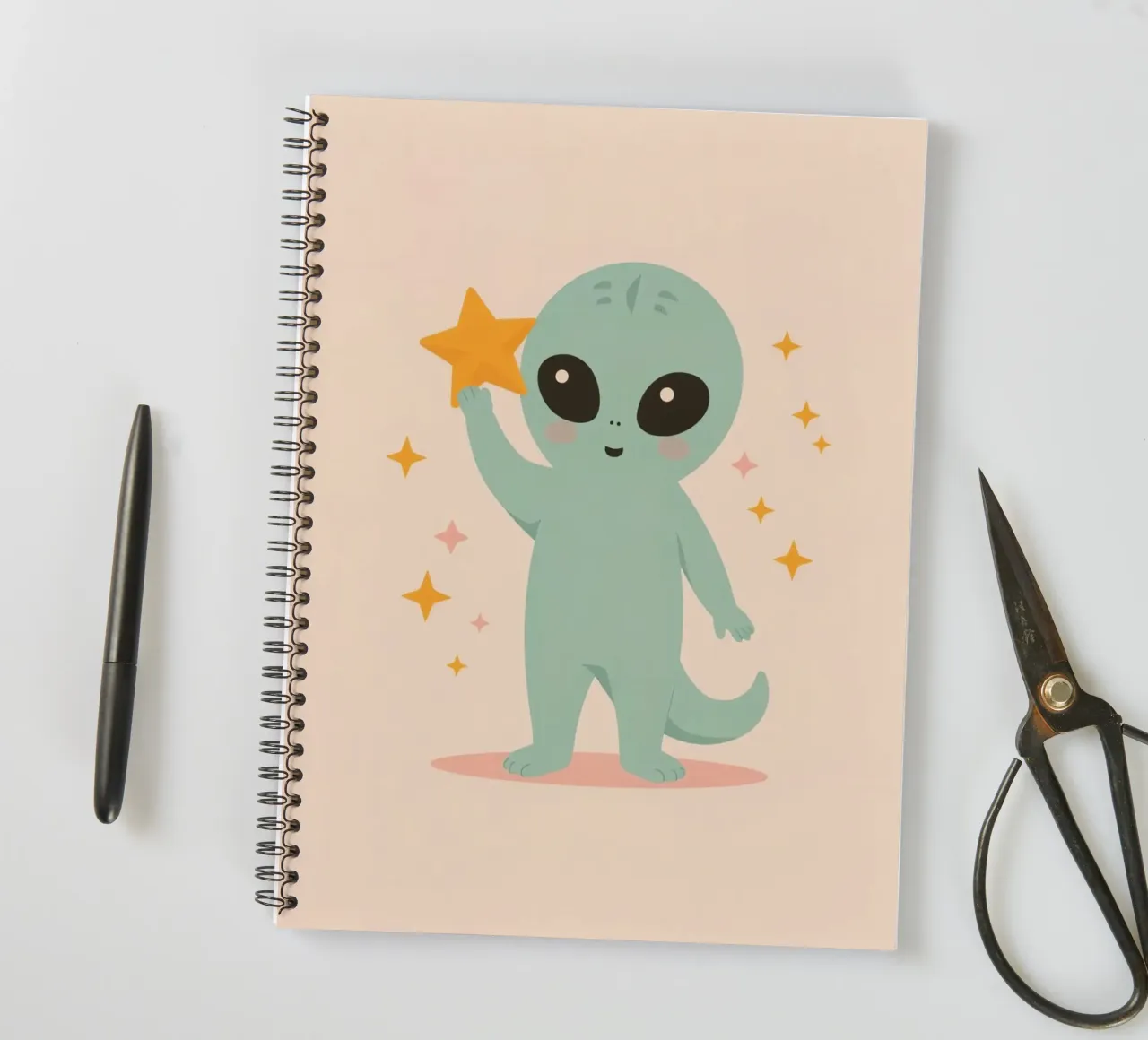 Alien vert mignon tenant une étoile jaune carnet à spirale de DesignDoodle