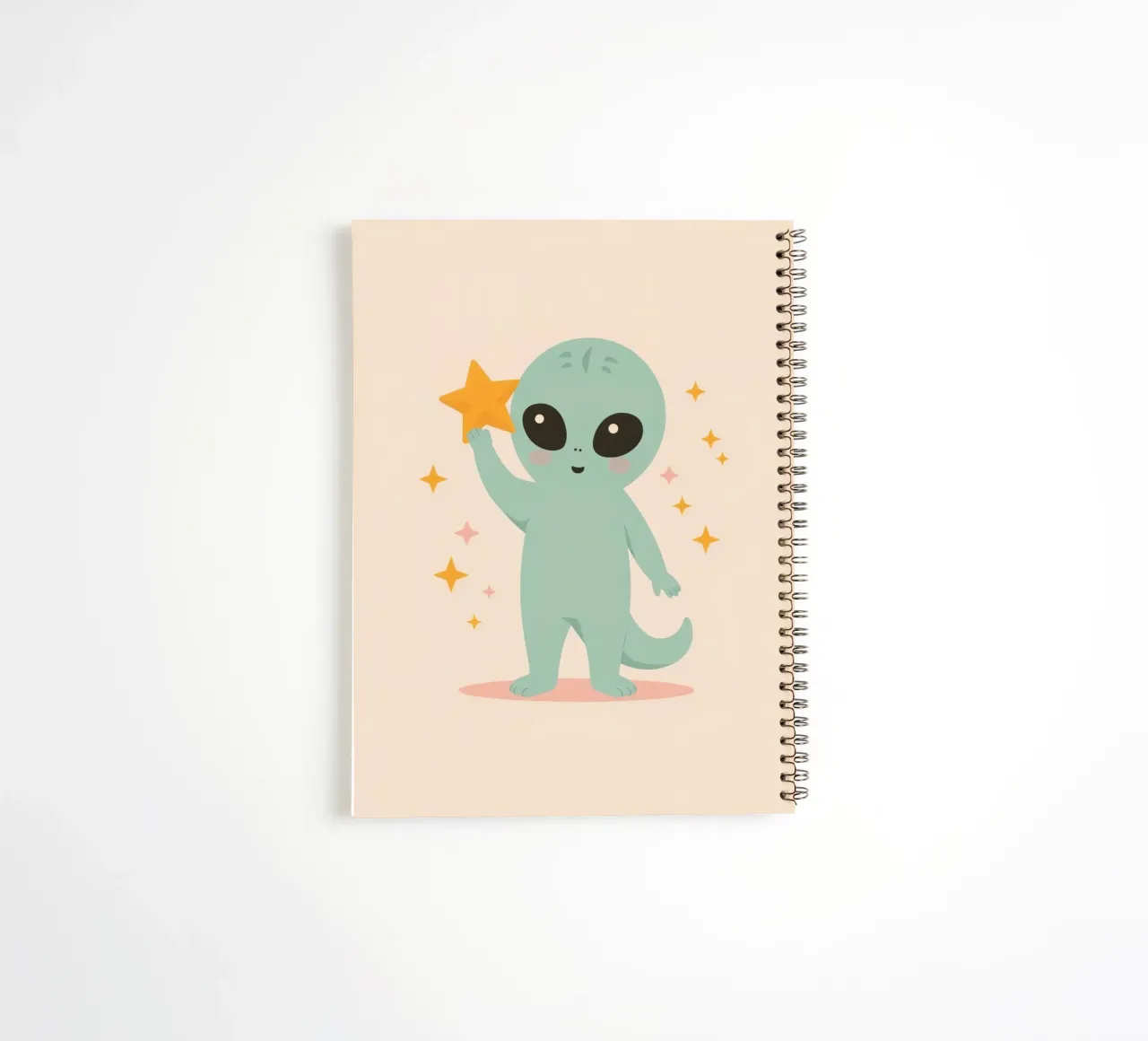 Alien vert mignon tenant une étoile jaune carnet à spirale de DesignDoodle