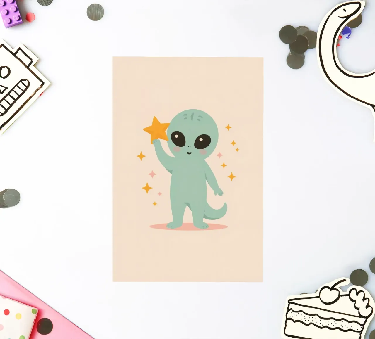 Alien vert mignon tenant une étoile jaune autocollant de DesignDoodle