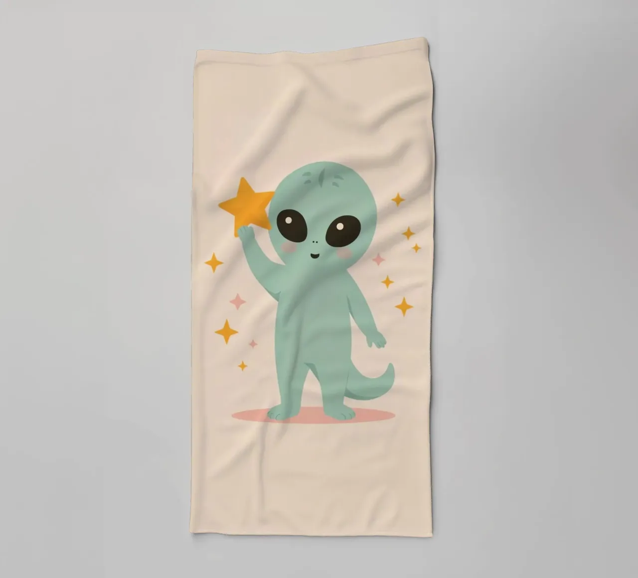 Alien vert mignon tenant une étoile jaune serviette de bain de DesignDoodle