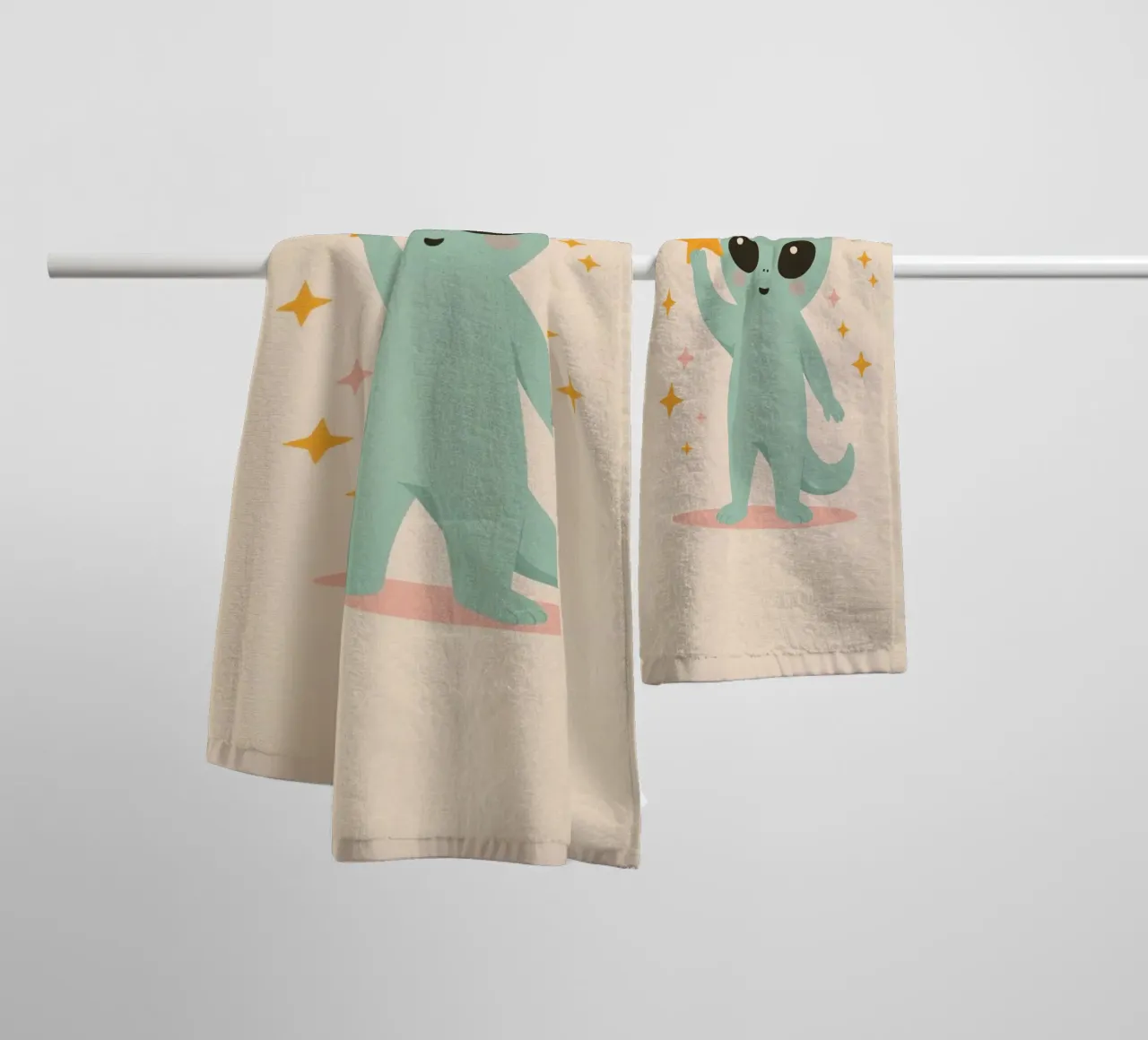 Alien vert mignon tenant une étoile jaune serviette de bain de DesignDoodle