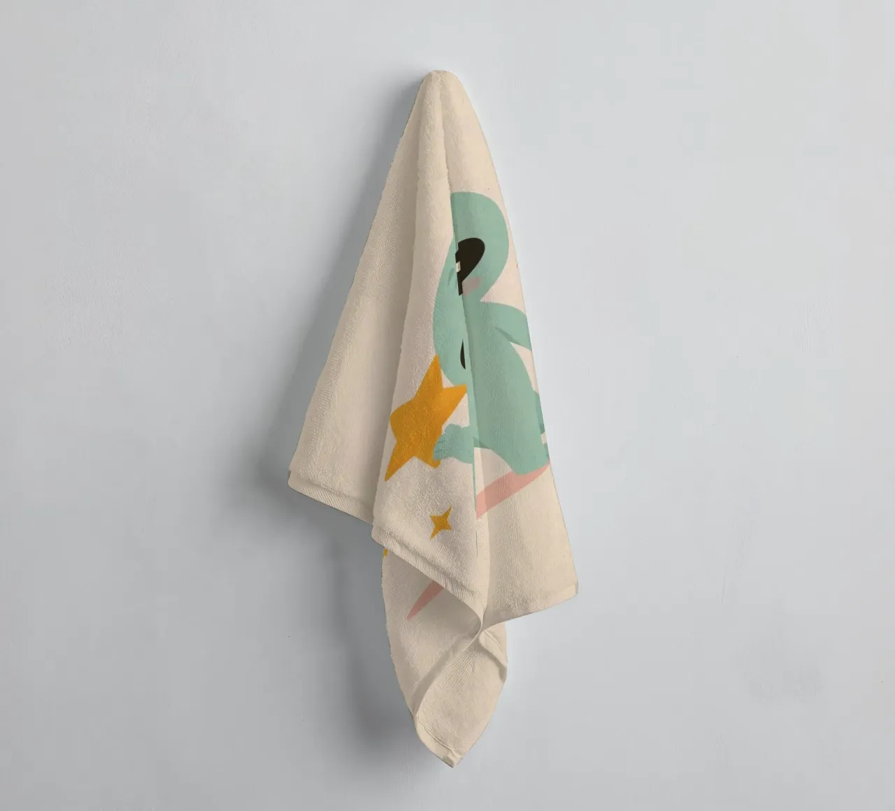 Alien vert mignon tenant une étoile jaune serviette de bain de DesignDoodle