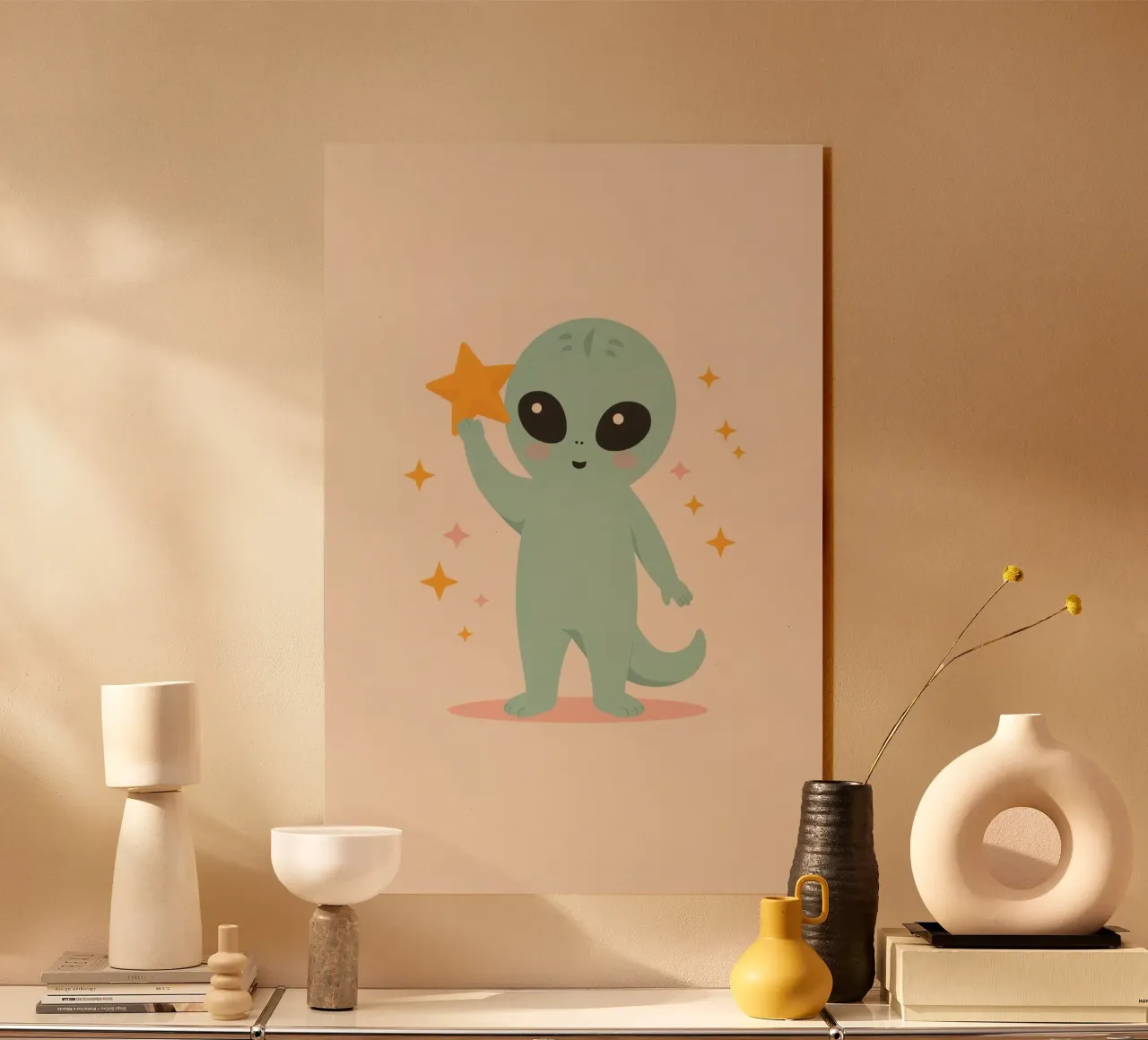 Alien vert mignon tenant une étoile jaune plexiglas de DesignDoodle