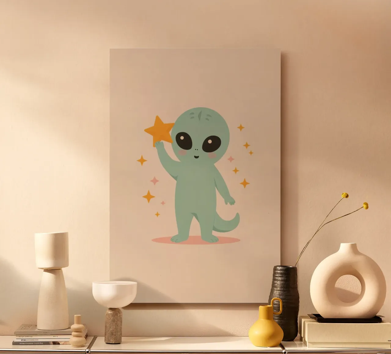 Alien vert mignon tenant une étoile jaune alu dibond de DesignDoodle