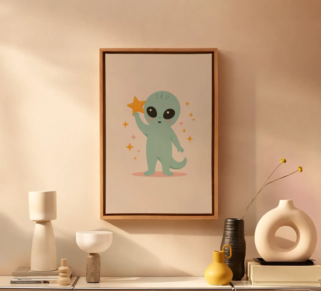 Alieno verde carino che tiene in mano una stella gialla tela con Cornice a cassetta da DesignDoodle