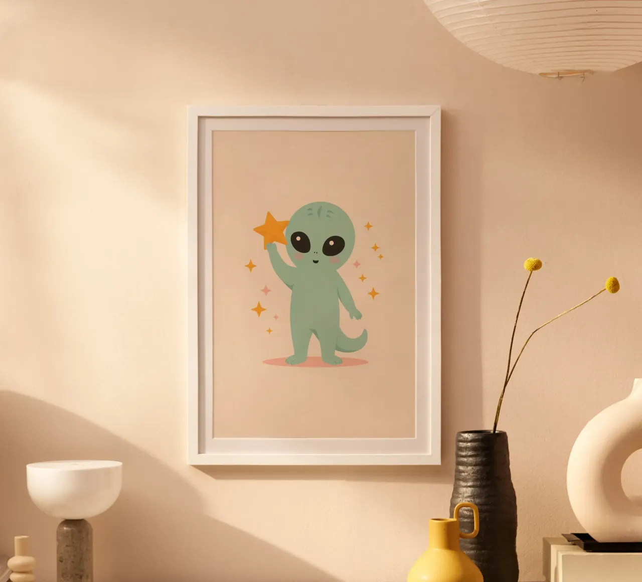 Alieno verde carino che tiene in mano una stella gialla poster da DesignDoodle