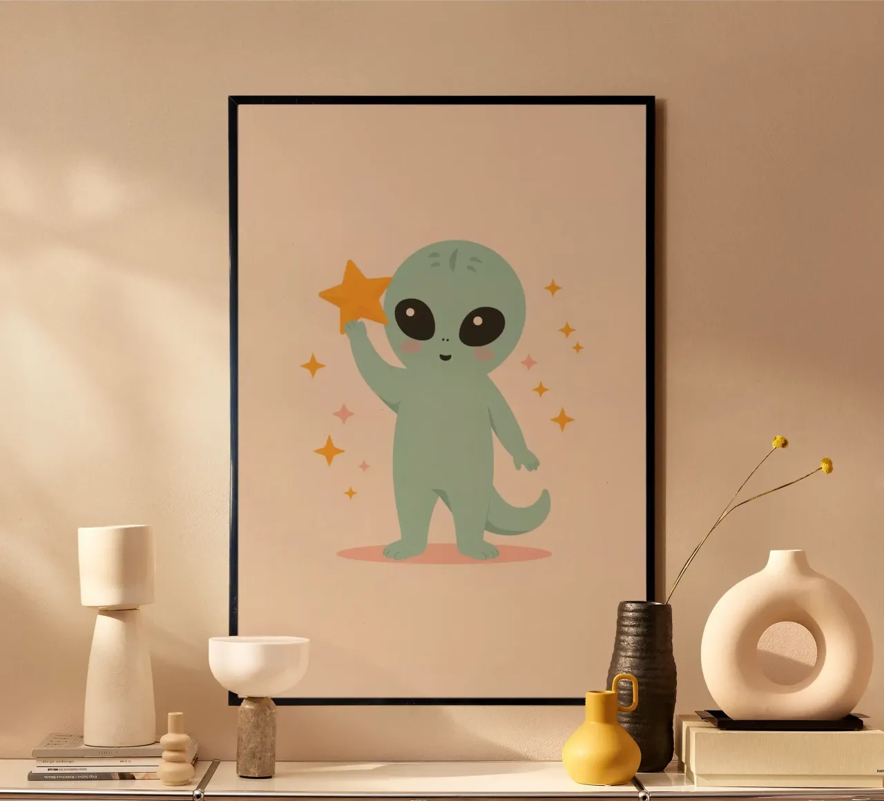 Alieno verde carino che tiene in mano una stella gialla poster da DesignDoodle