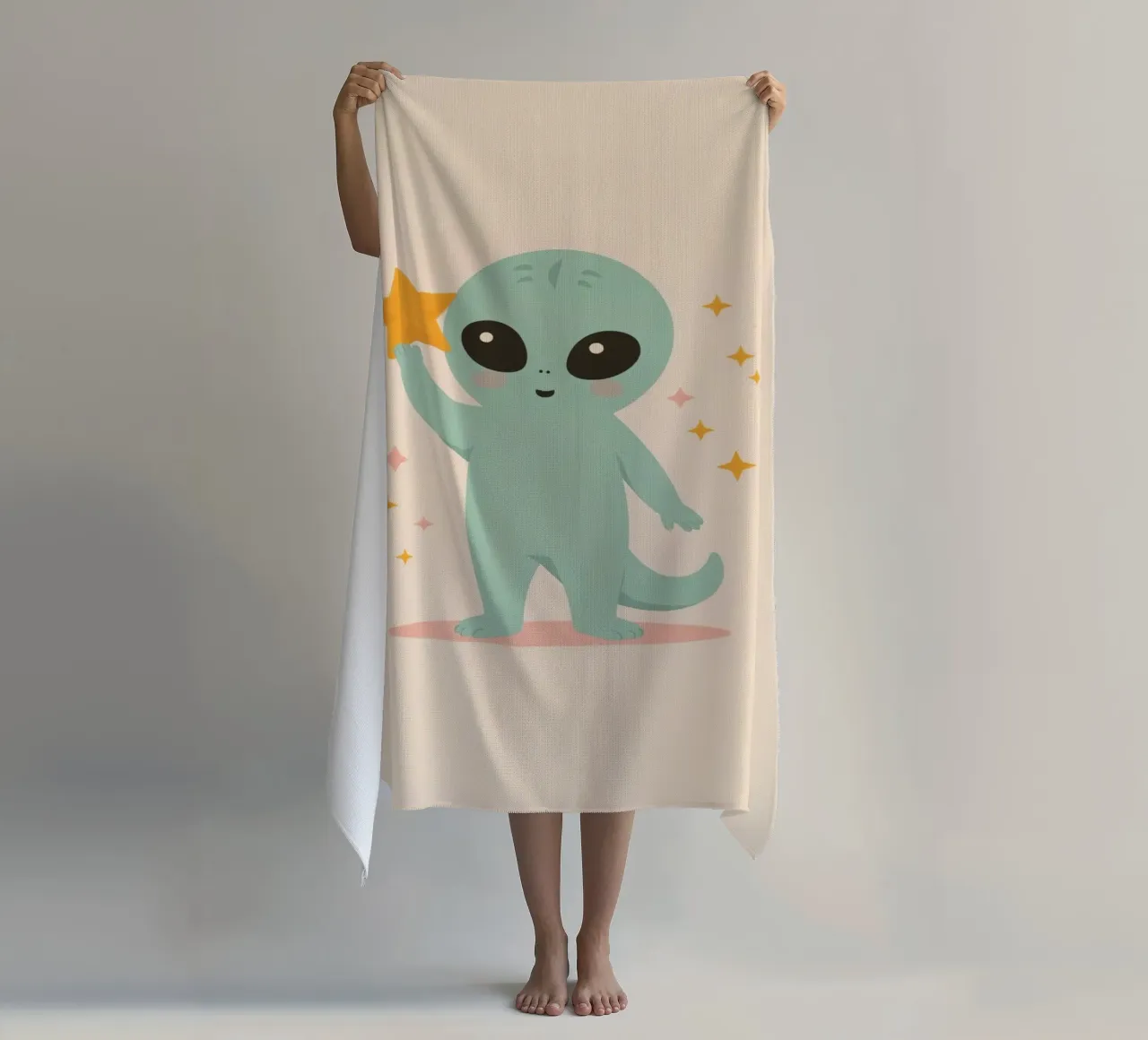 Alien vert mignon tenant une étoile jaune serviette de plage de DesignDoodle