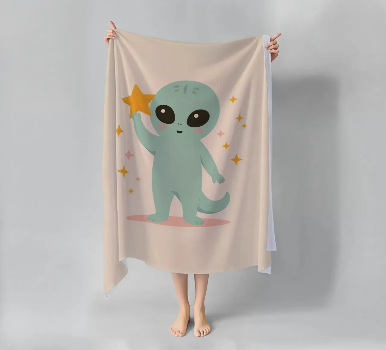 Alien vert mignon tenant une étoile jaune serviette de plage de DesignDoodle