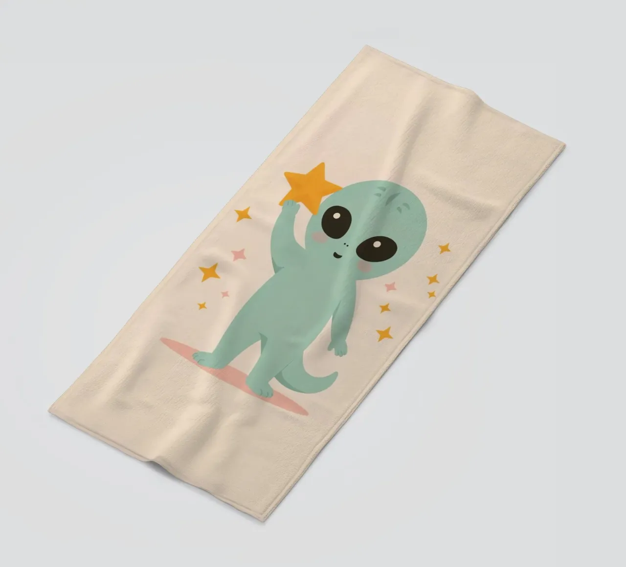 Alien vert mignon tenant une étoile jaune serviette de plage de DesignDoodle