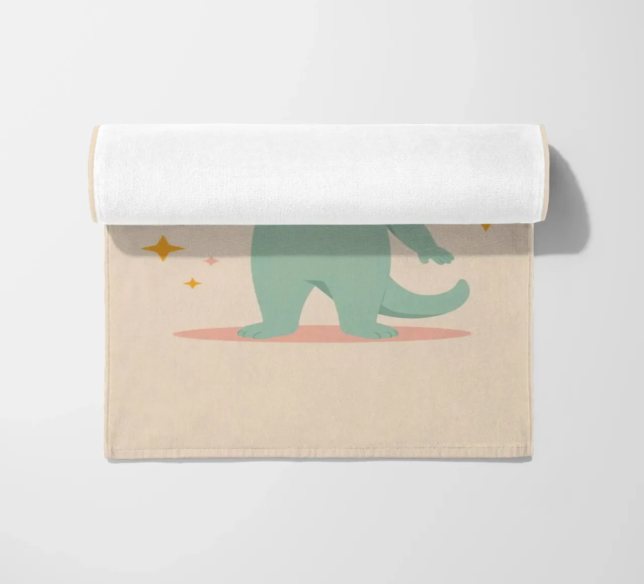 Alien vert mignon tenant une étoile jaune serviette de plage de DesignDoodle