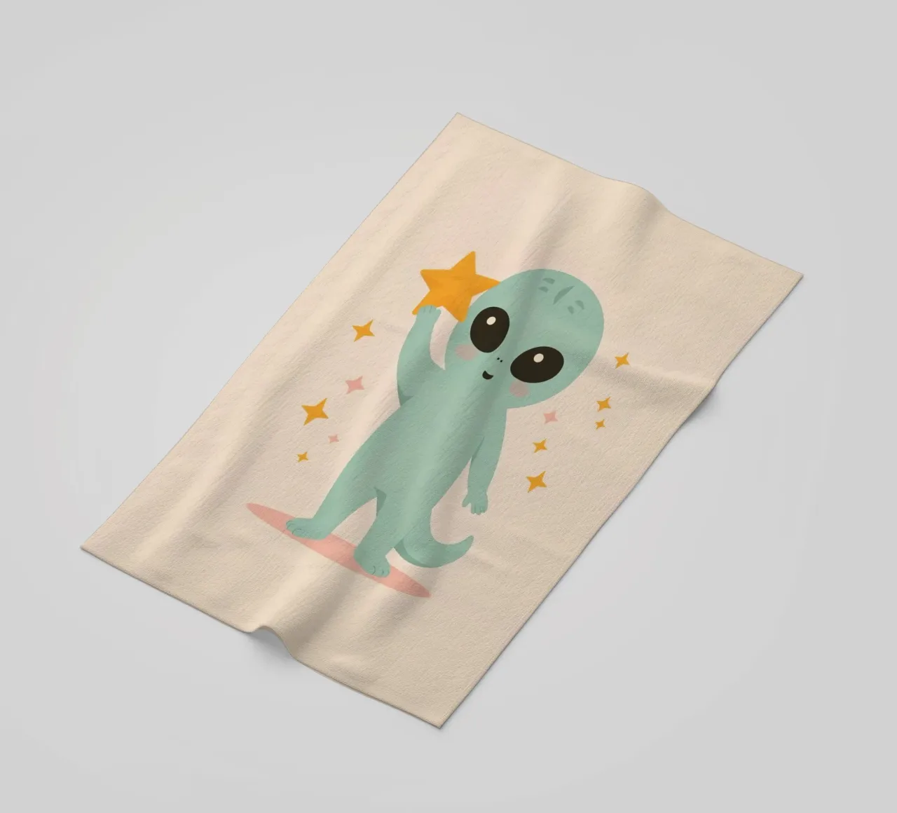Alien vert mignon tenant une étoile jaune serviette de plage de DesignDoodle