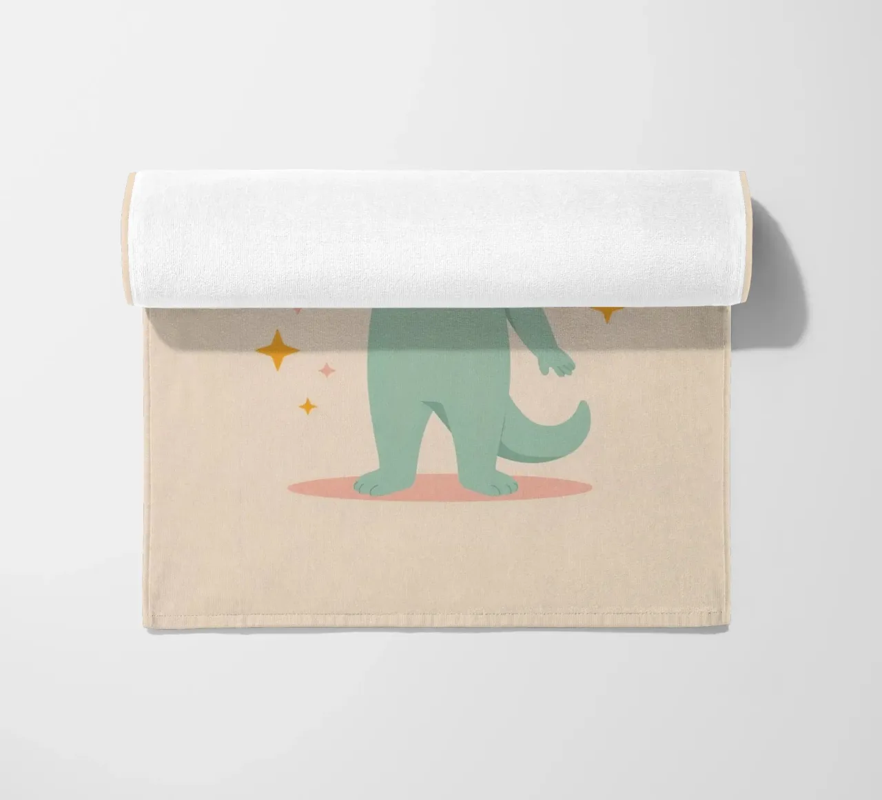 Alien vert mignon tenant une étoile jaune serviette de plage de DesignDoodle