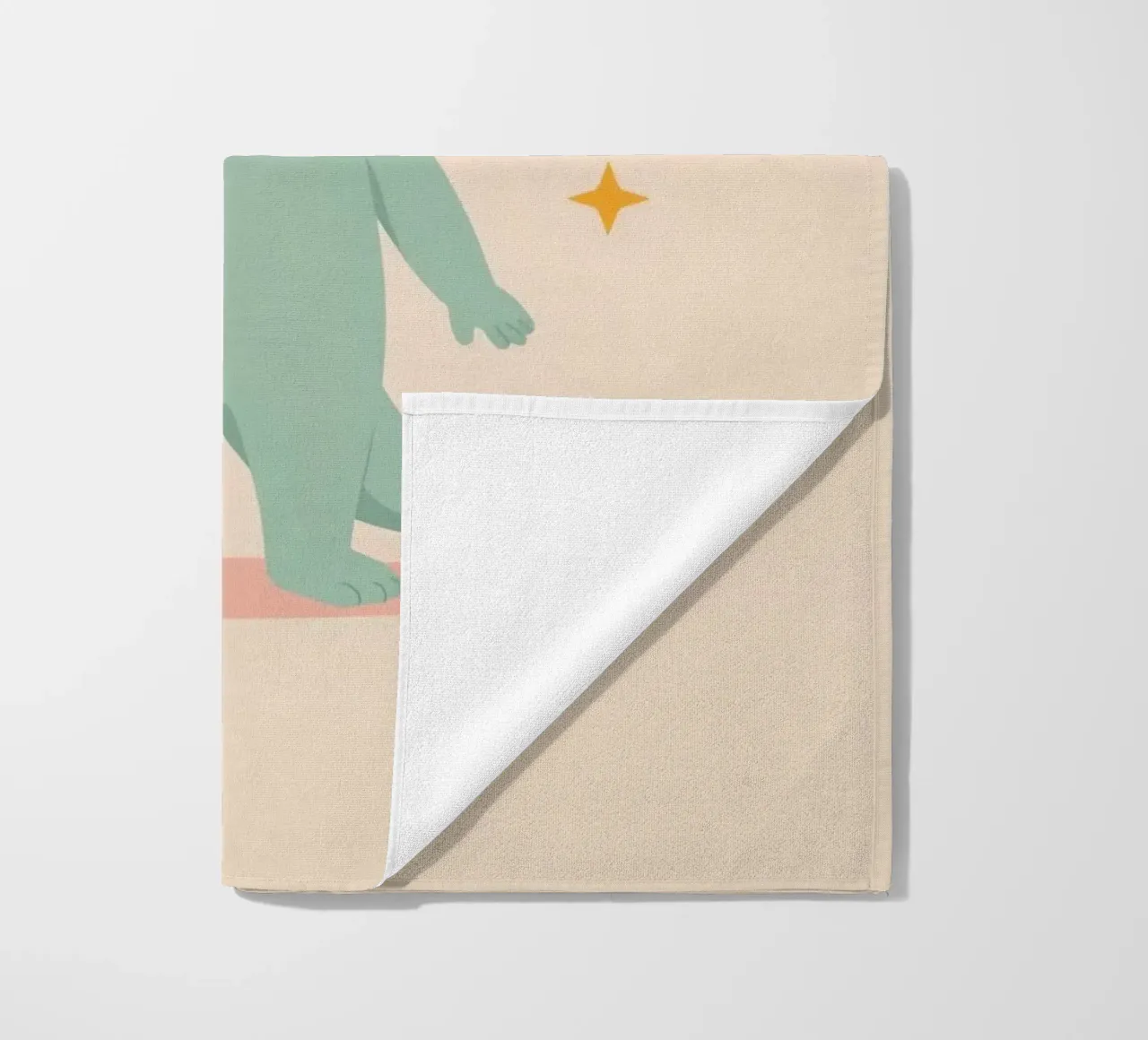 Alien vert mignon tenant une étoile jaune serviette de plage de DesignDoodle