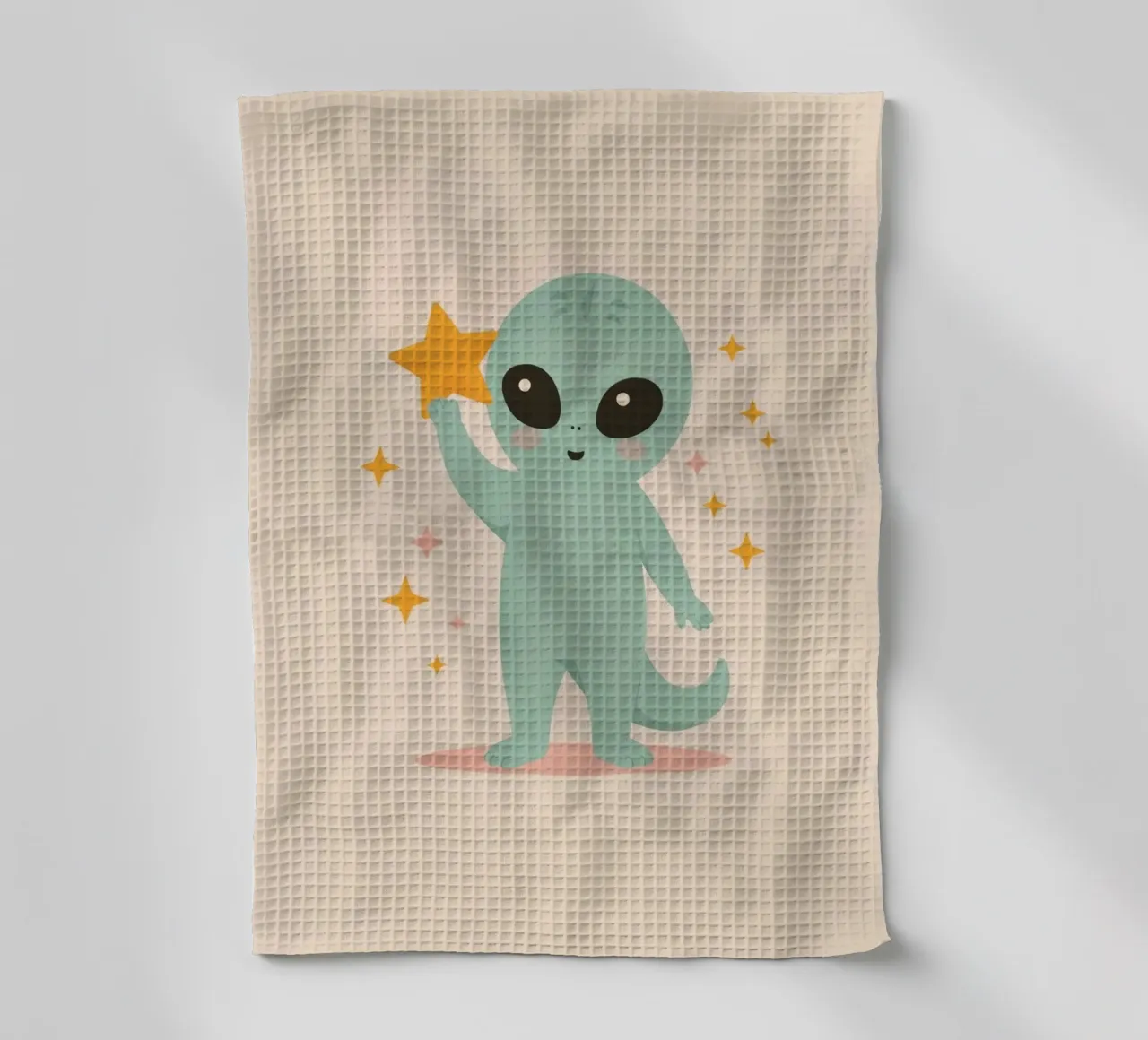 Alien vert mignon tenant une étoile jaune torchon de DesignDoodle