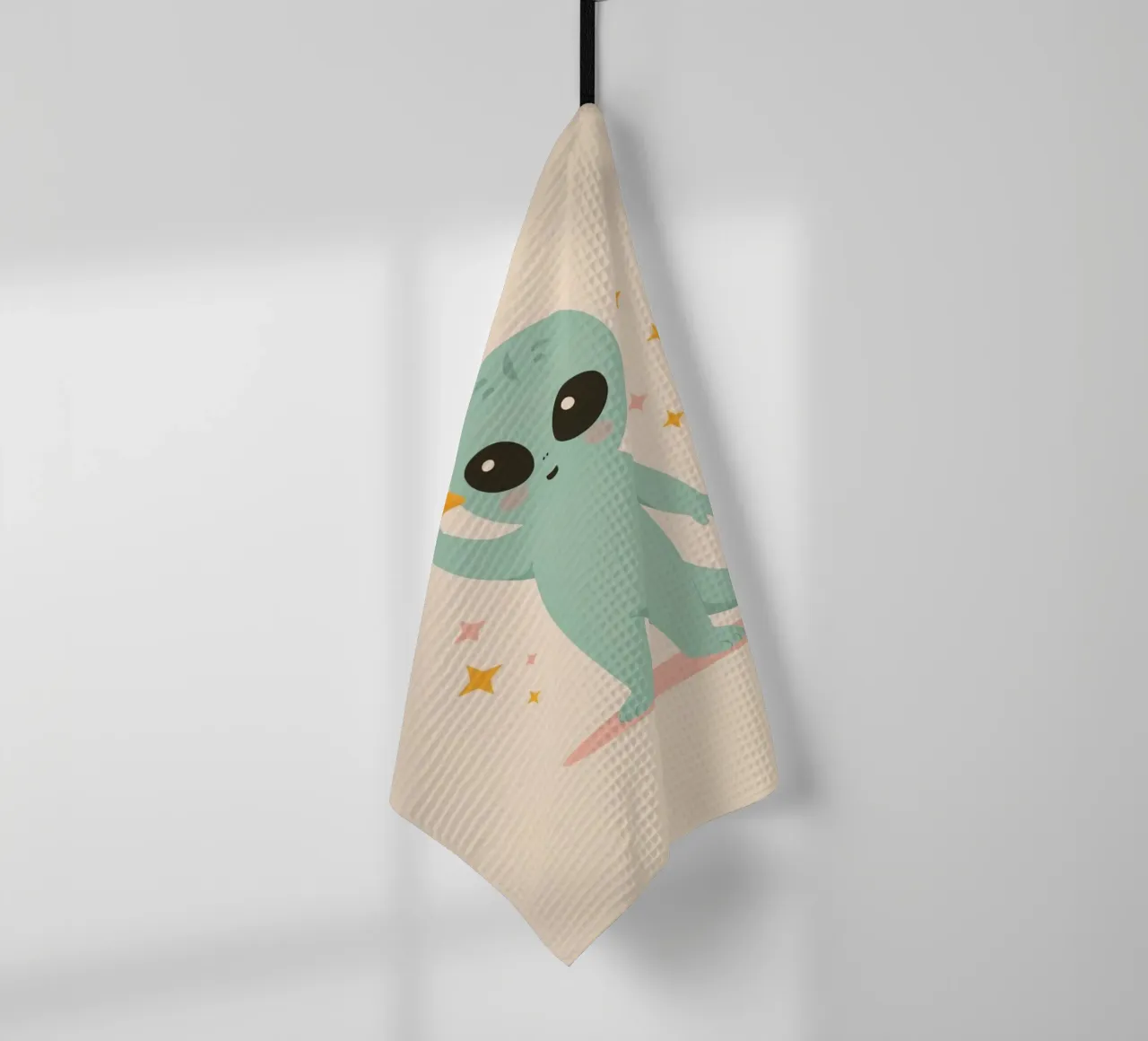 Alien vert mignon tenant une étoile jaune torchon de DesignDoodle