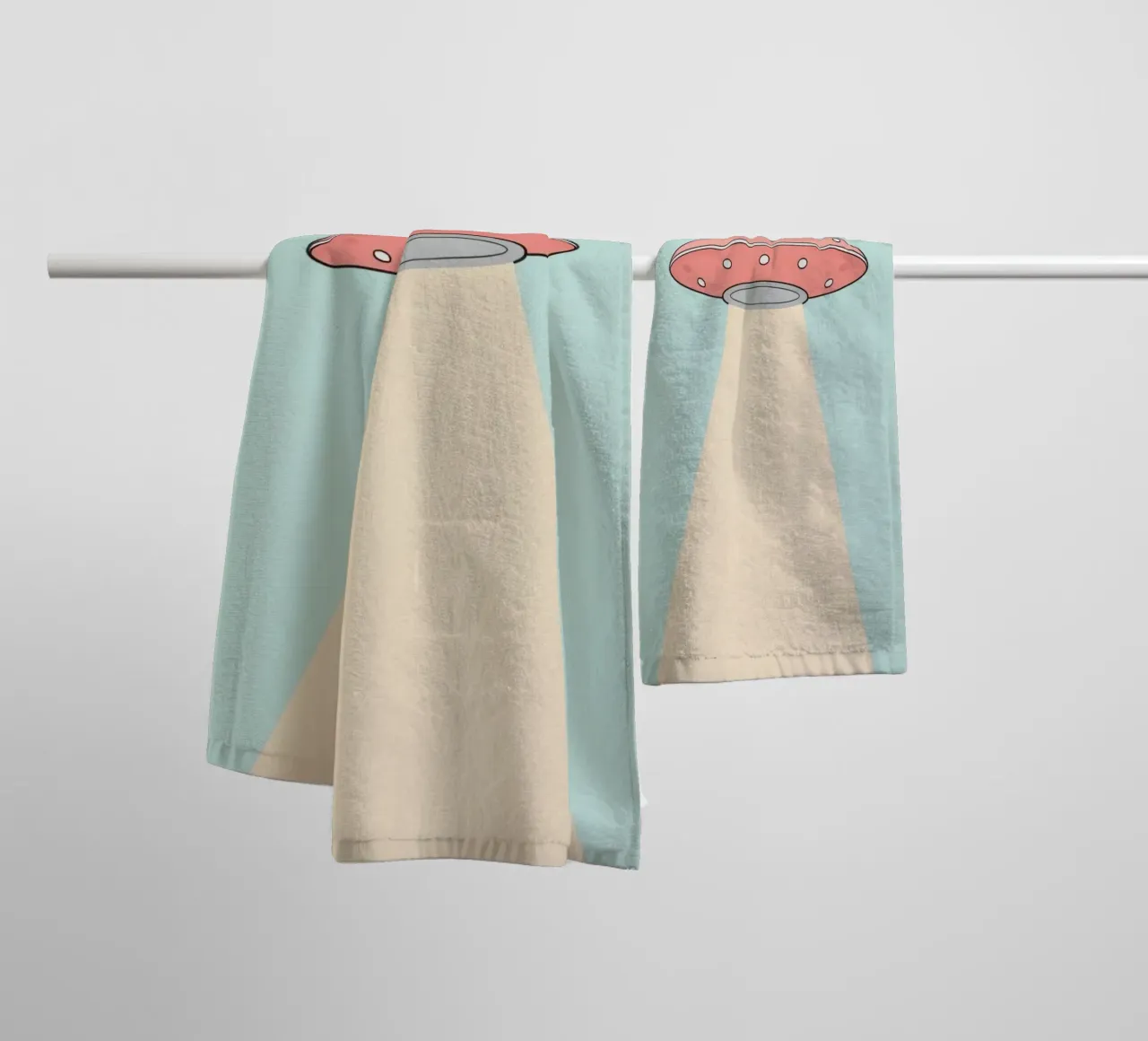 Gatti carini in rosa UFO con fascio di luce asciugamano da bagno da DesignDoodle