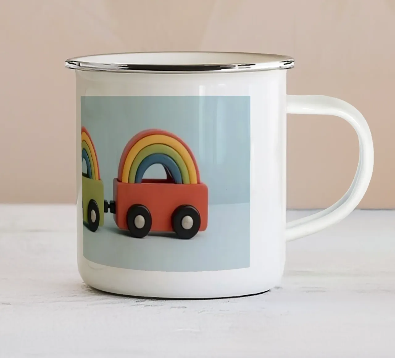 Simpatico trenino giocattolo con archi arcobaleno tazza in smalto da DesignDoodle