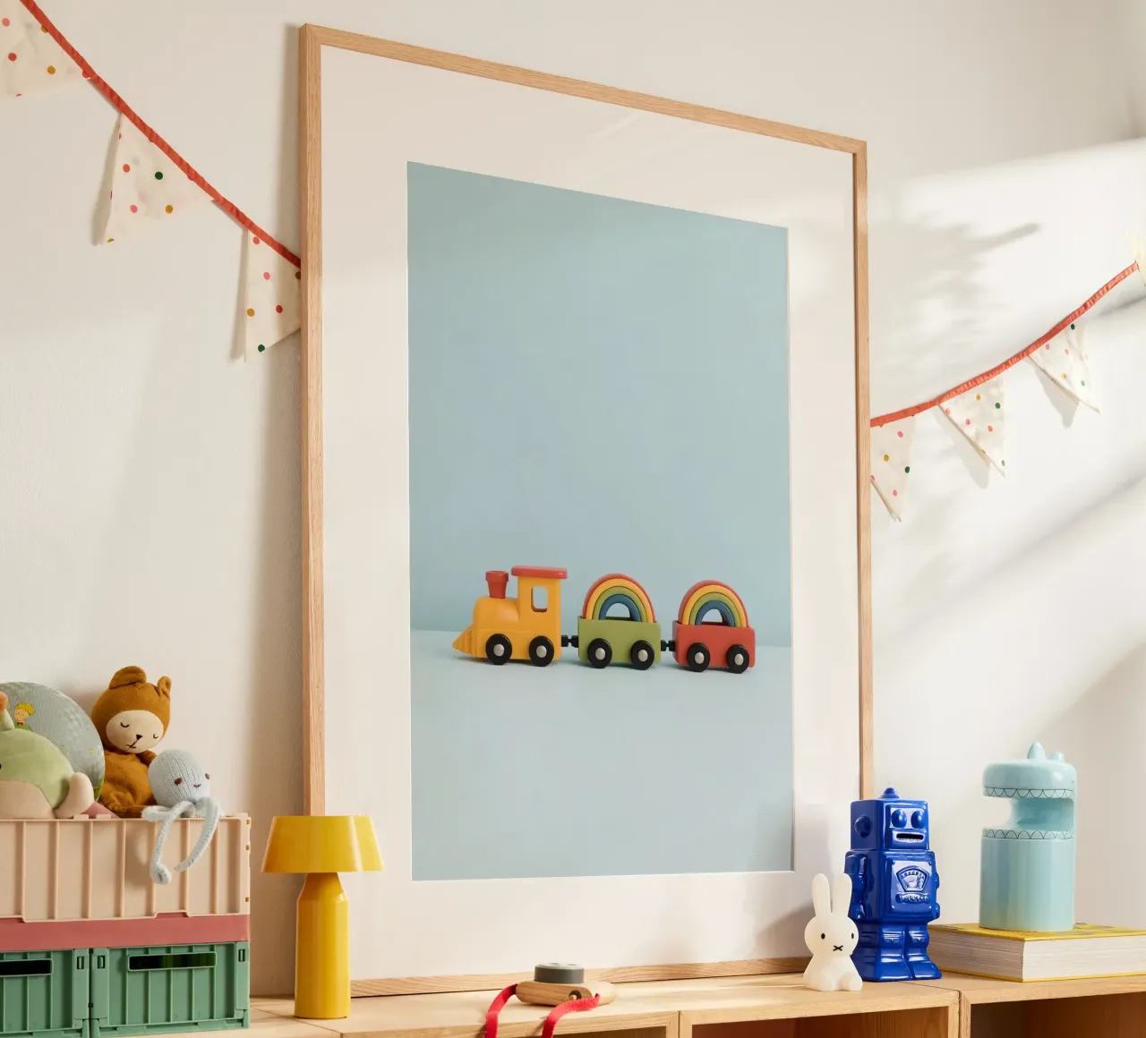 Simpatico trenino giocattolo con archi arcobaleno poster da DesignDoodle