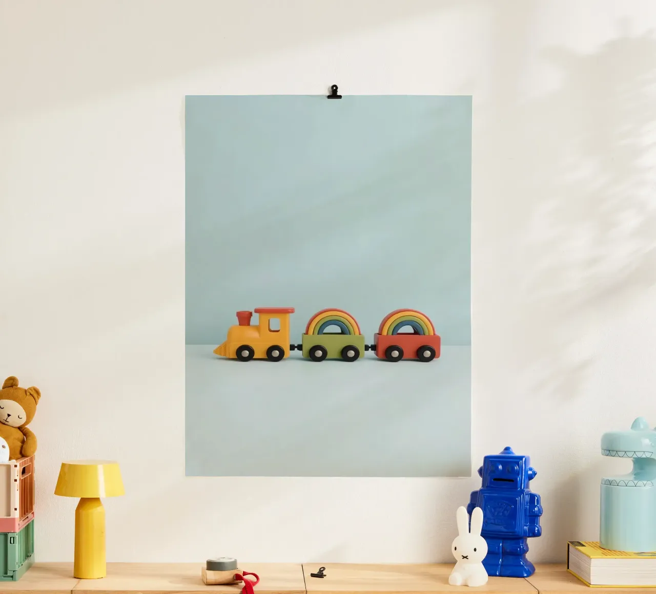 Simpatico trenino giocattolo con archi arcobaleno poster da DesignDoodle