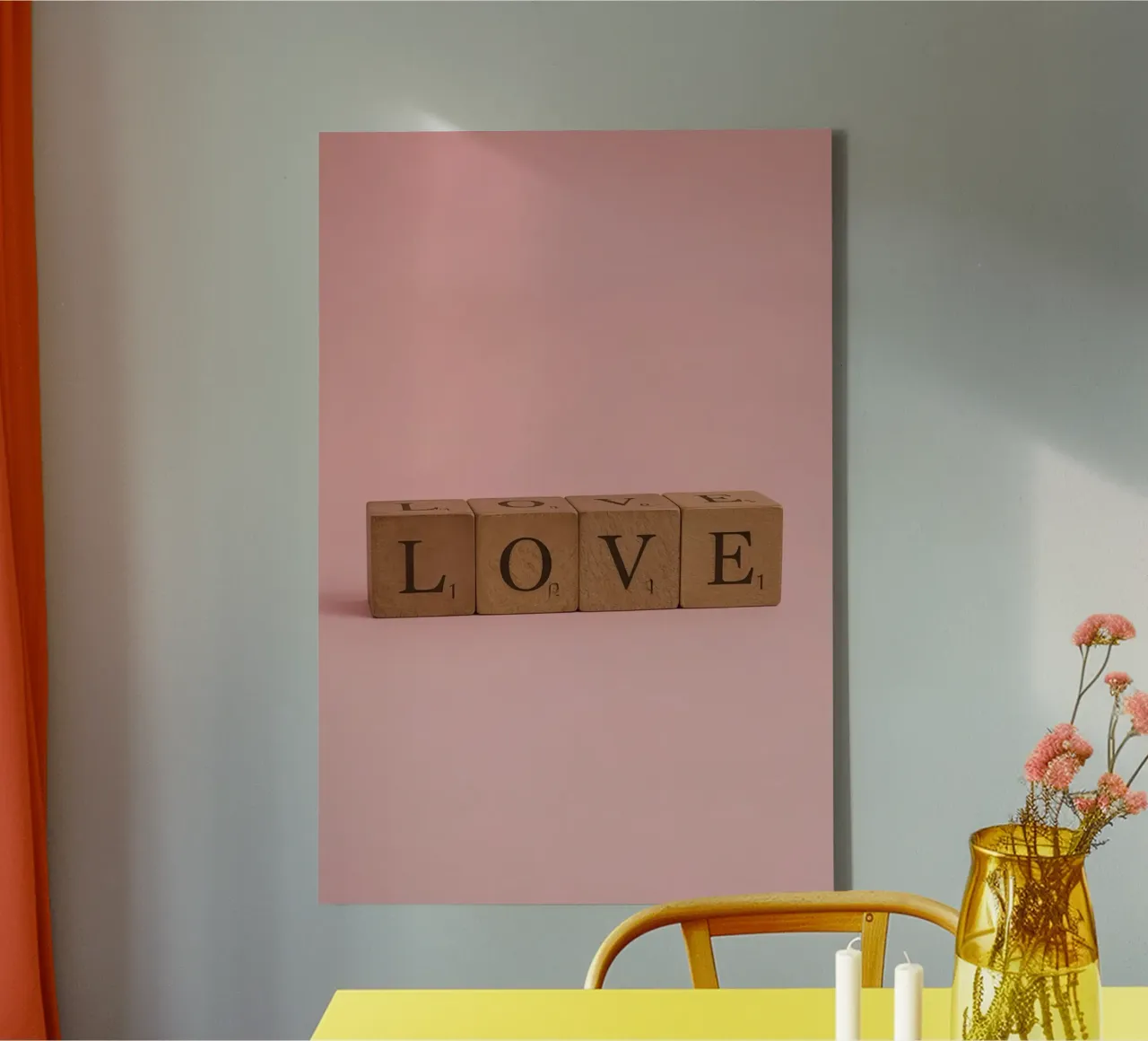 Houten Blokken Spelling LIEFDE op Roze Achtergrond canvas met Baklijst van DesignDoodle