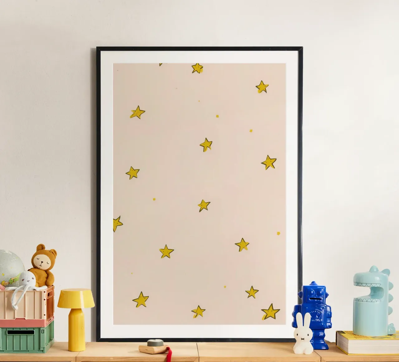 Sfondo a stelle gialle poster con telaio in legno da DesignDoodle