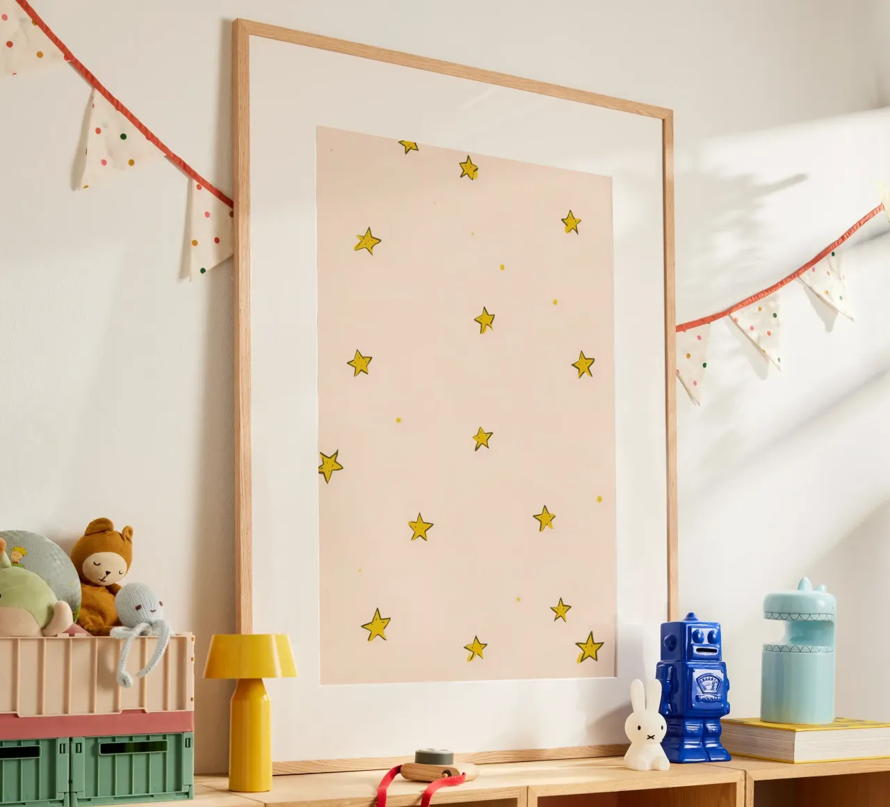 Sfondo a stelle gialle poster con telaio in legno da DesignDoodle