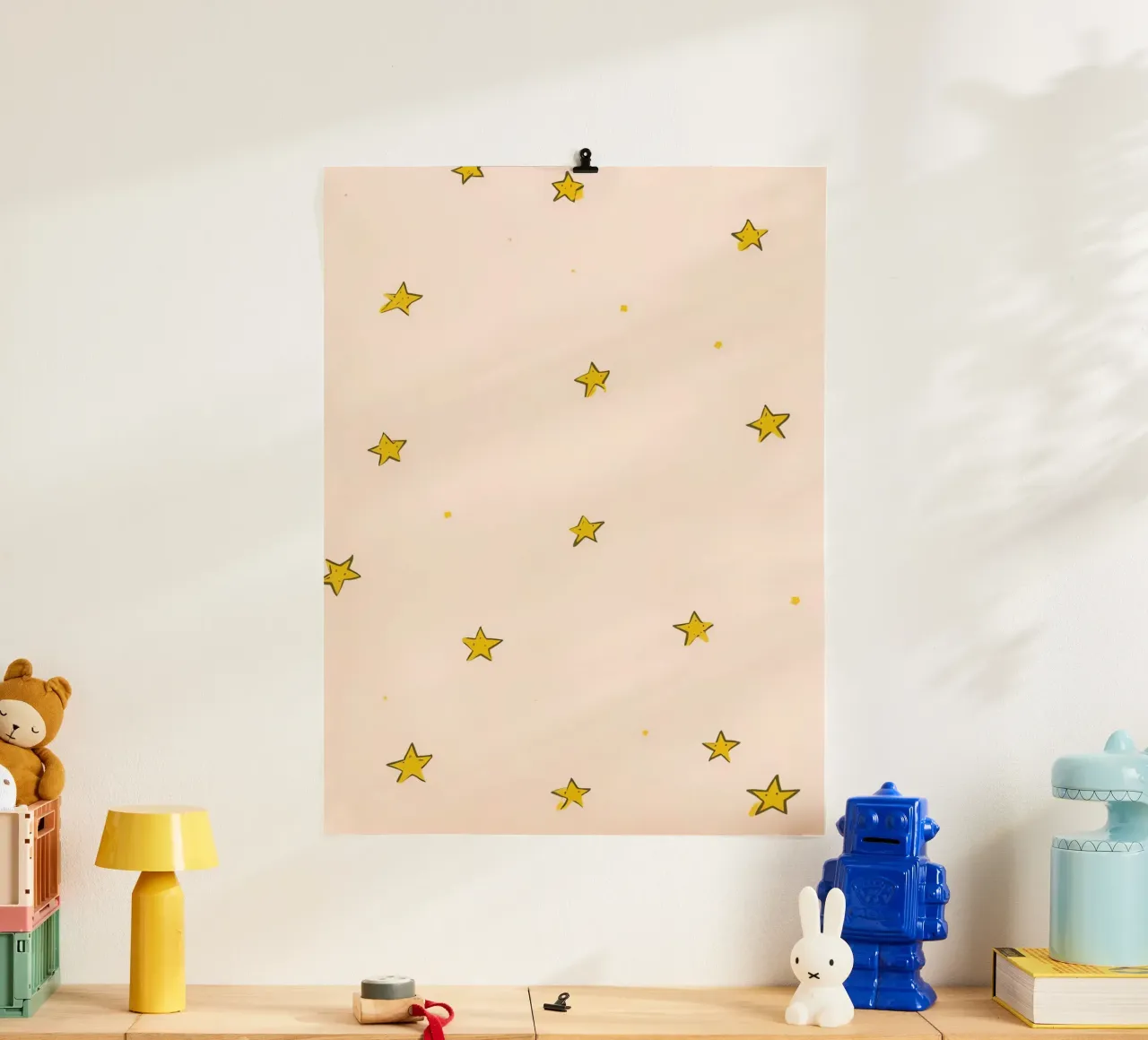 Sfondo a stelle gialle poster con telaio in legno da DesignDoodle