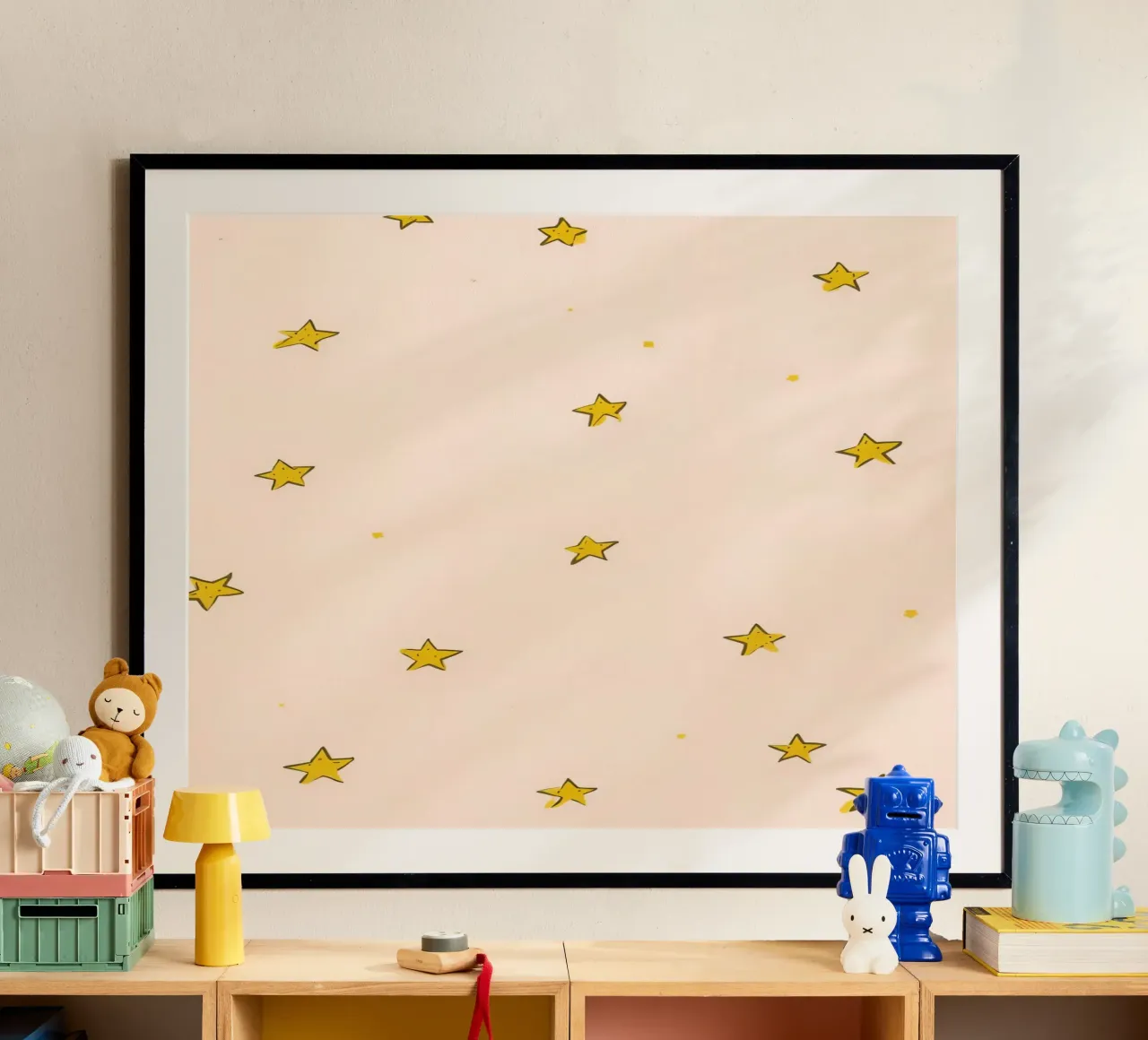 Sfondo a stelle gialle poster con telaio in legno da DesignDoodle