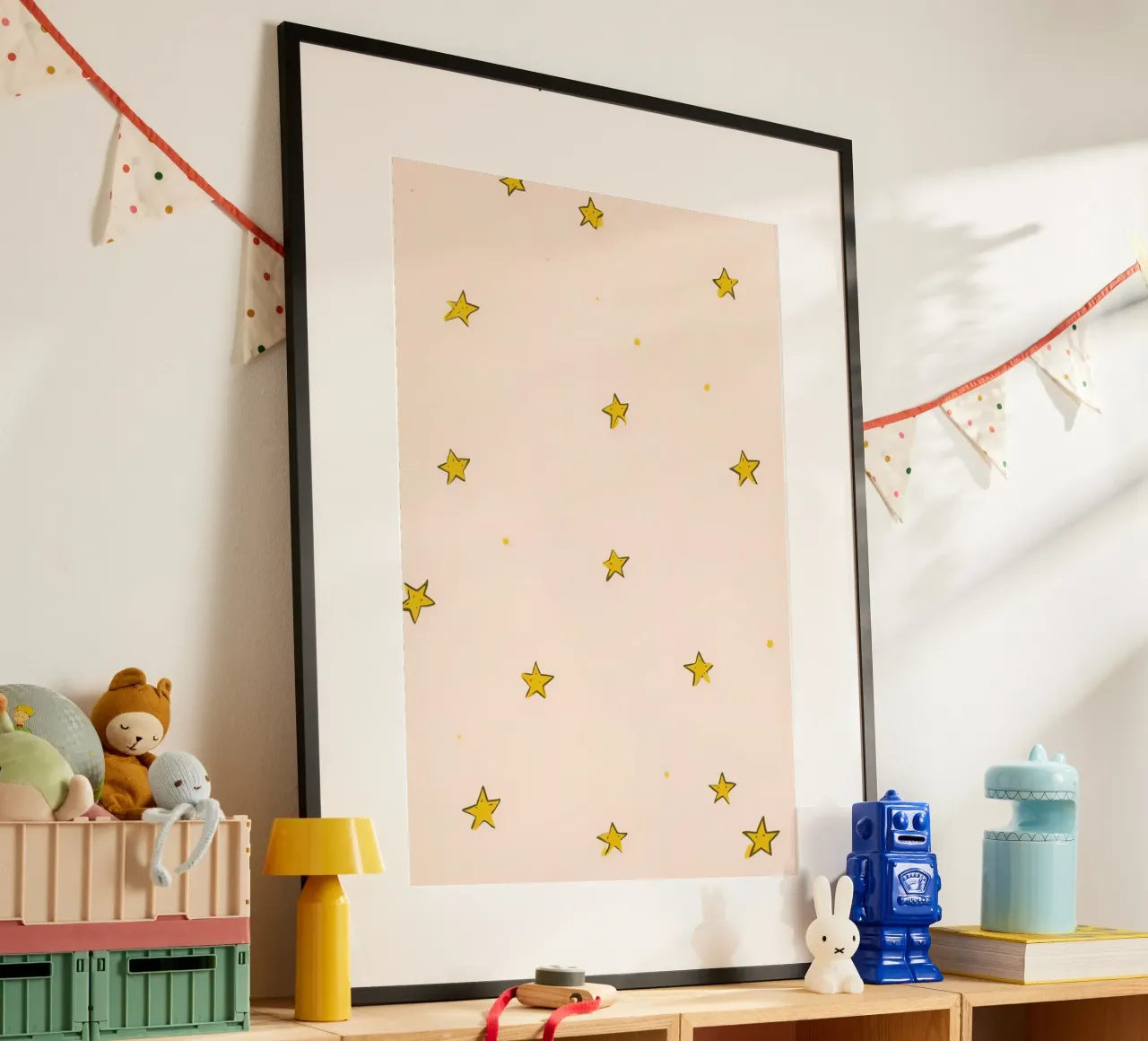 Sfondo a stelle gialle poster con telaio in legno da DesignDoodle