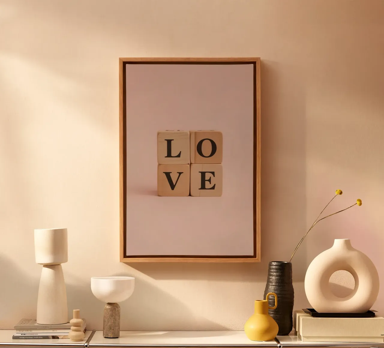 Romantische gestapelte Holzklötze Buchstabieren LIEBE Leinwand mit Schattenfugenrahmen von DesignDoodle