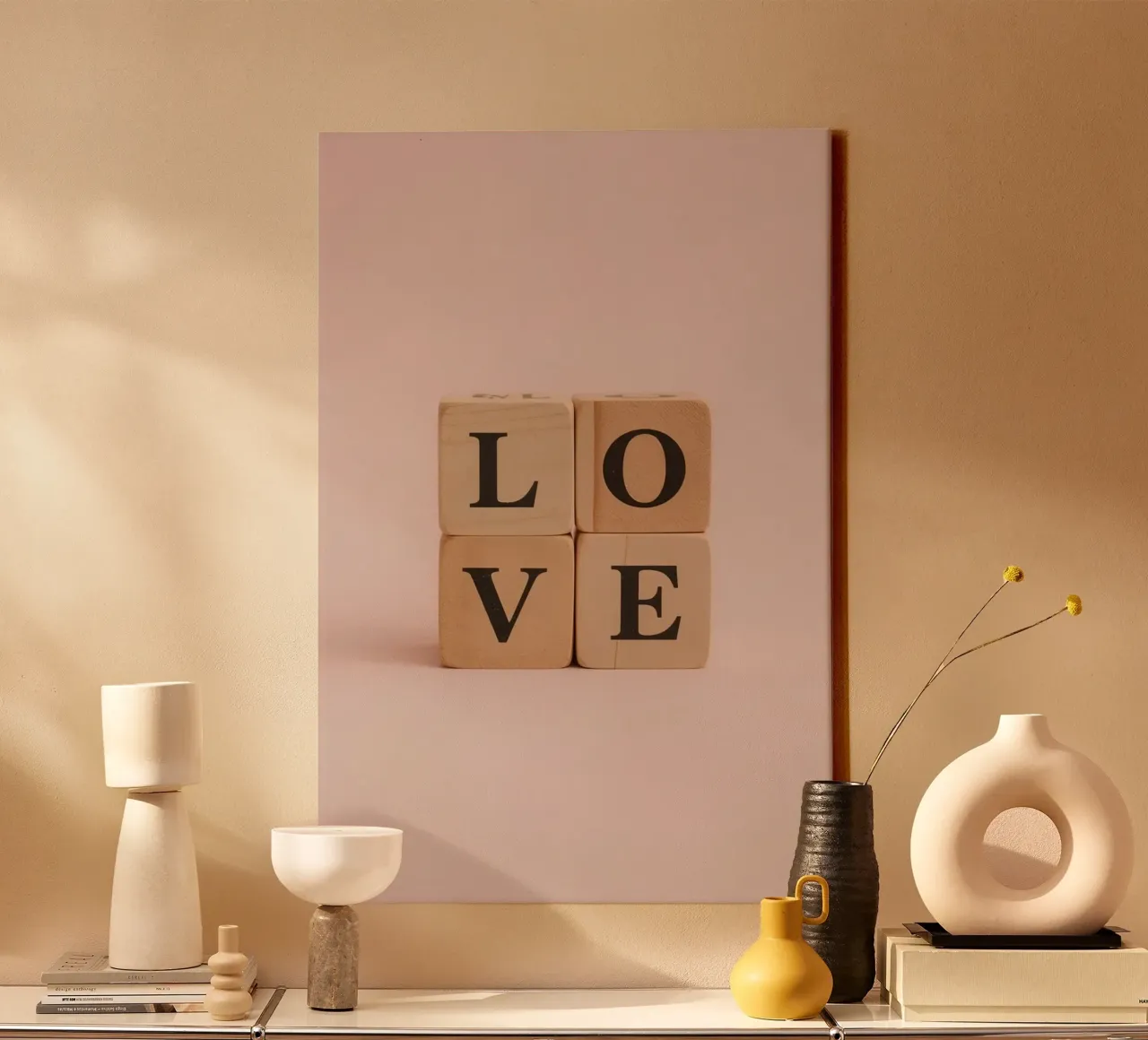 Romantische gestapelte Holzklötze Buchstabieren LIEBE Leinwand mit Schattenfugenrahmen von DesignDoodle