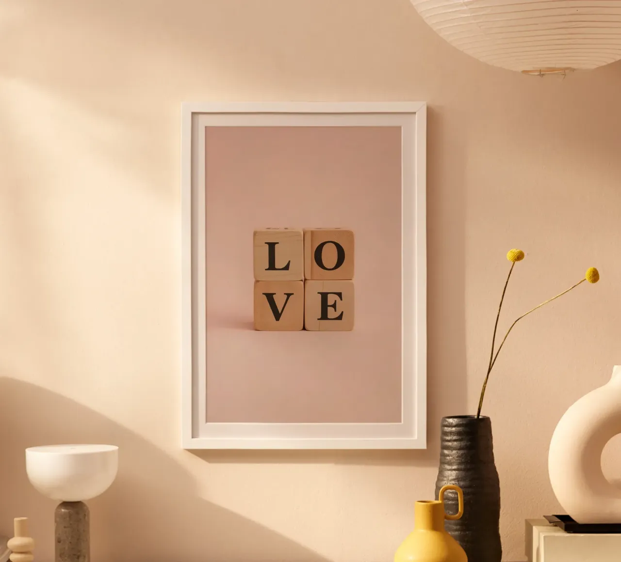 Romantische gestapelte Holzklötze Buchstabieren LIEBE Poster mit Kunststoffrahmen von DesignDoodle