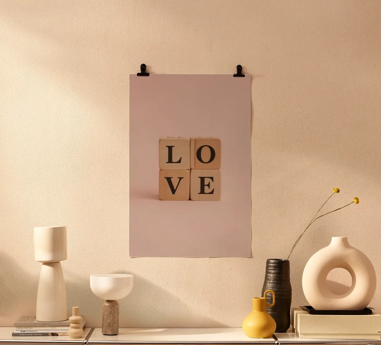 Romantische gestapelte Holzklötze Buchstabieren LIEBE Poster mit Kunststoffrahmen von DesignDoodle