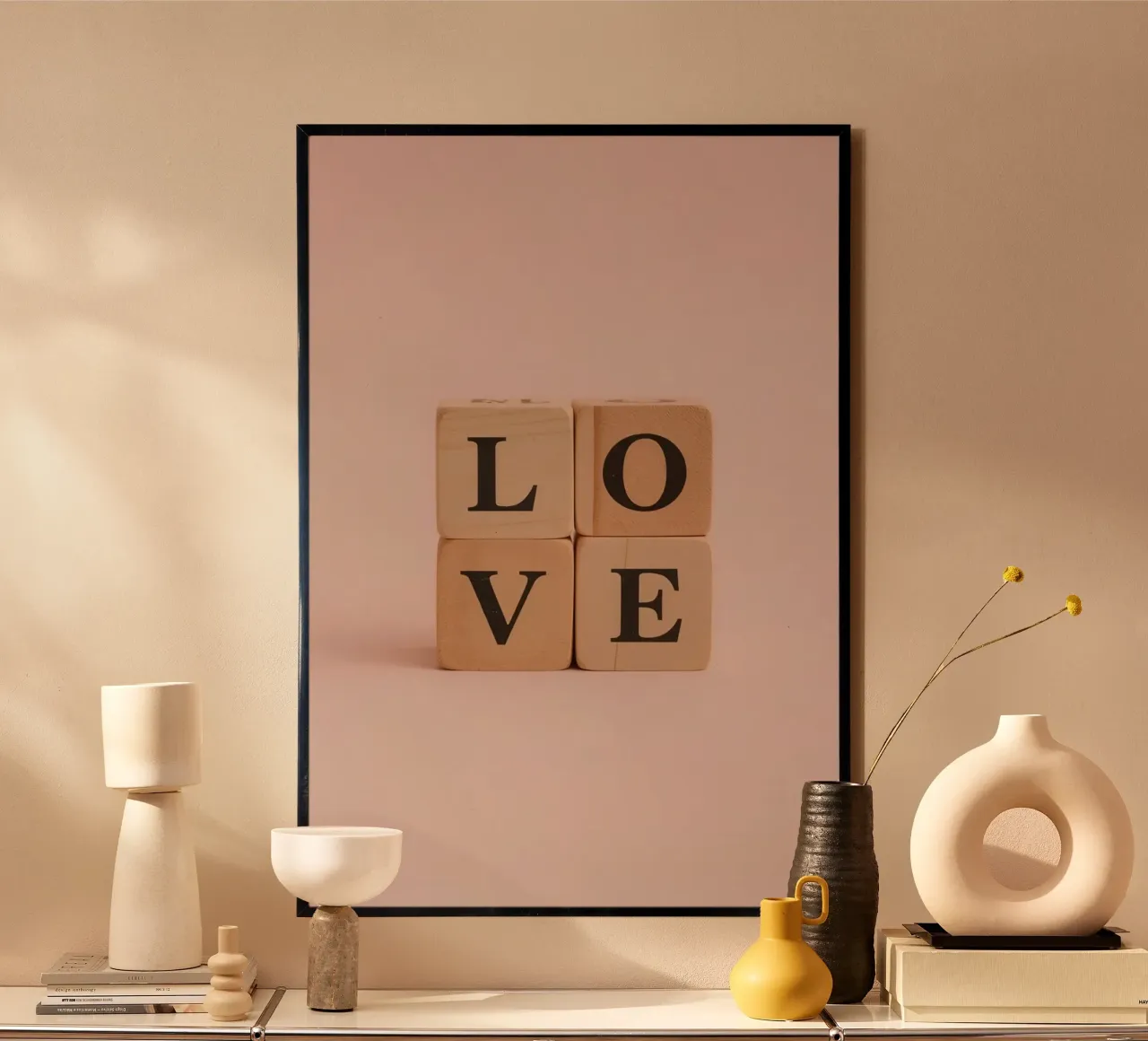 Romantische gestapelte Holzklötze Buchstabieren LIEBE Poster mit Kunststoffrahmen von DesignDoodle