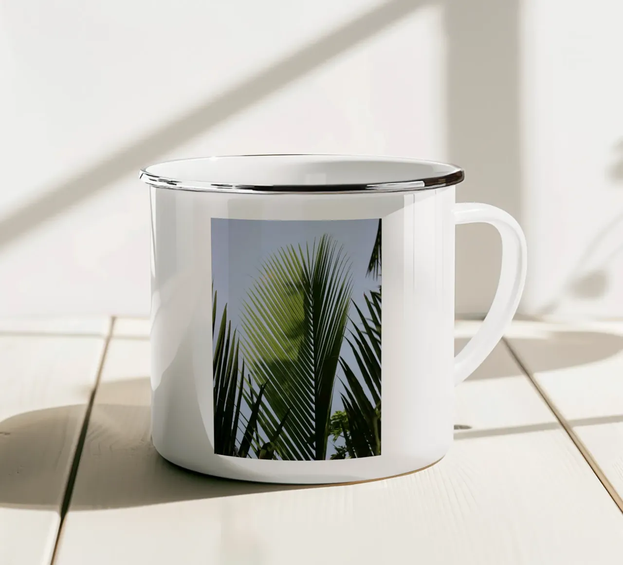 Palmblad dat zich uitstrekt in het zonlicht emaille mok van Earthly Visions