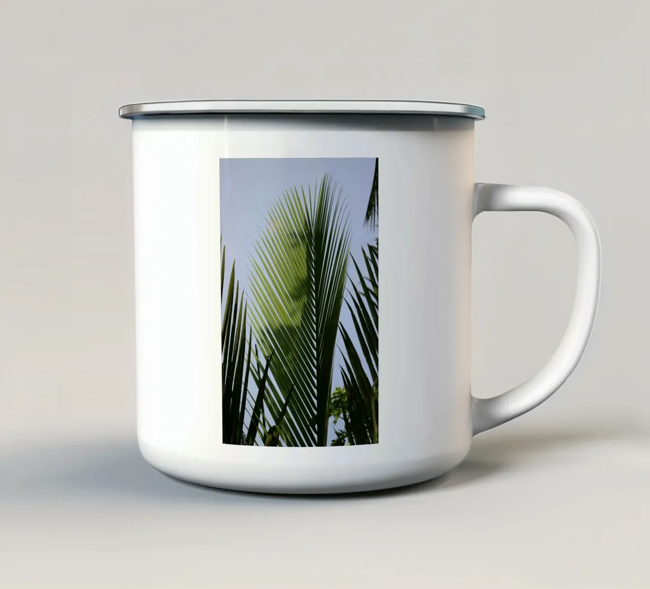 Palmblad dat zich uitstrekt in het zonlicht emaille mok van Earthly Visions