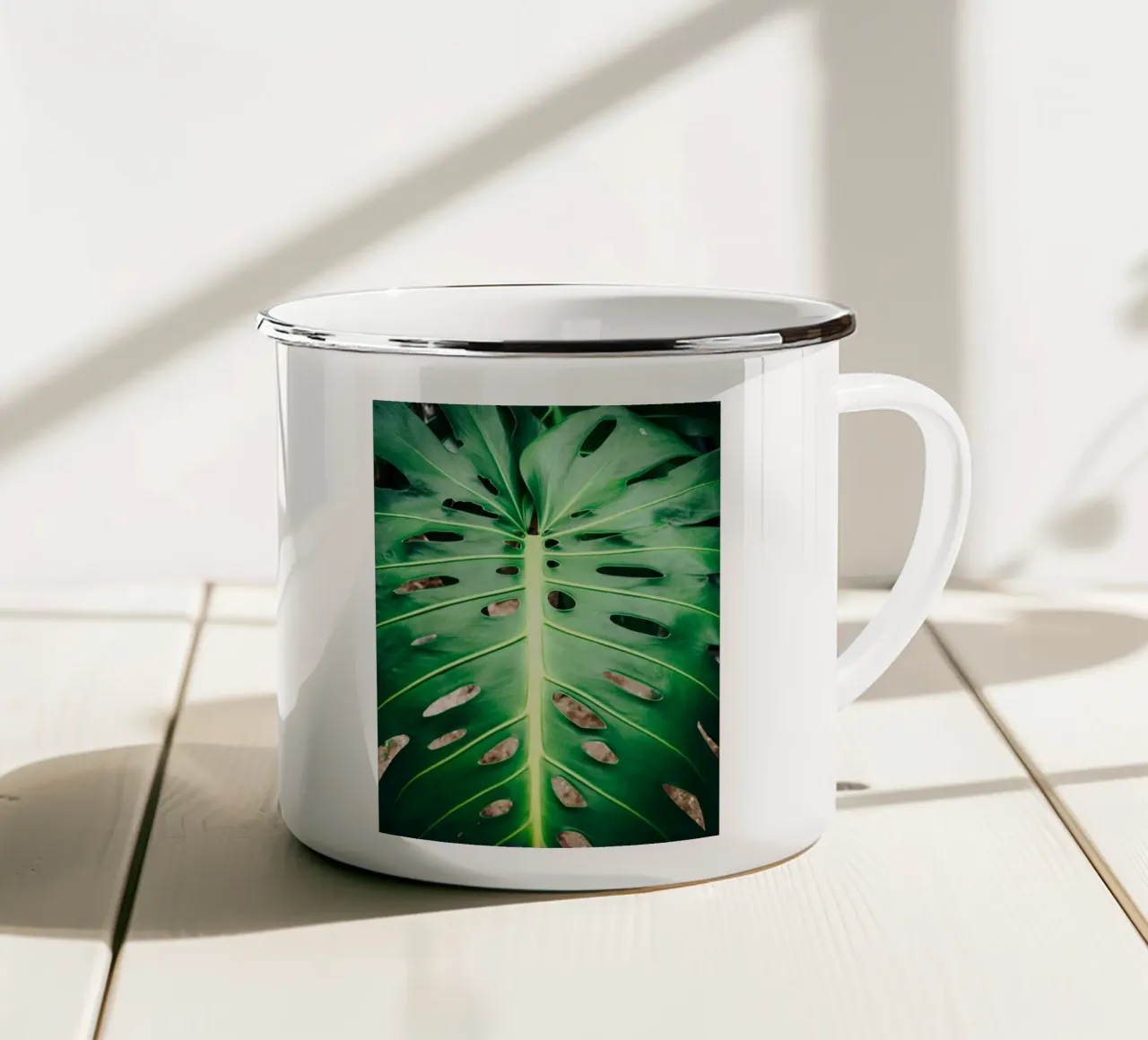 Foglia verde con fori tazza in smalto da Earthly Visions