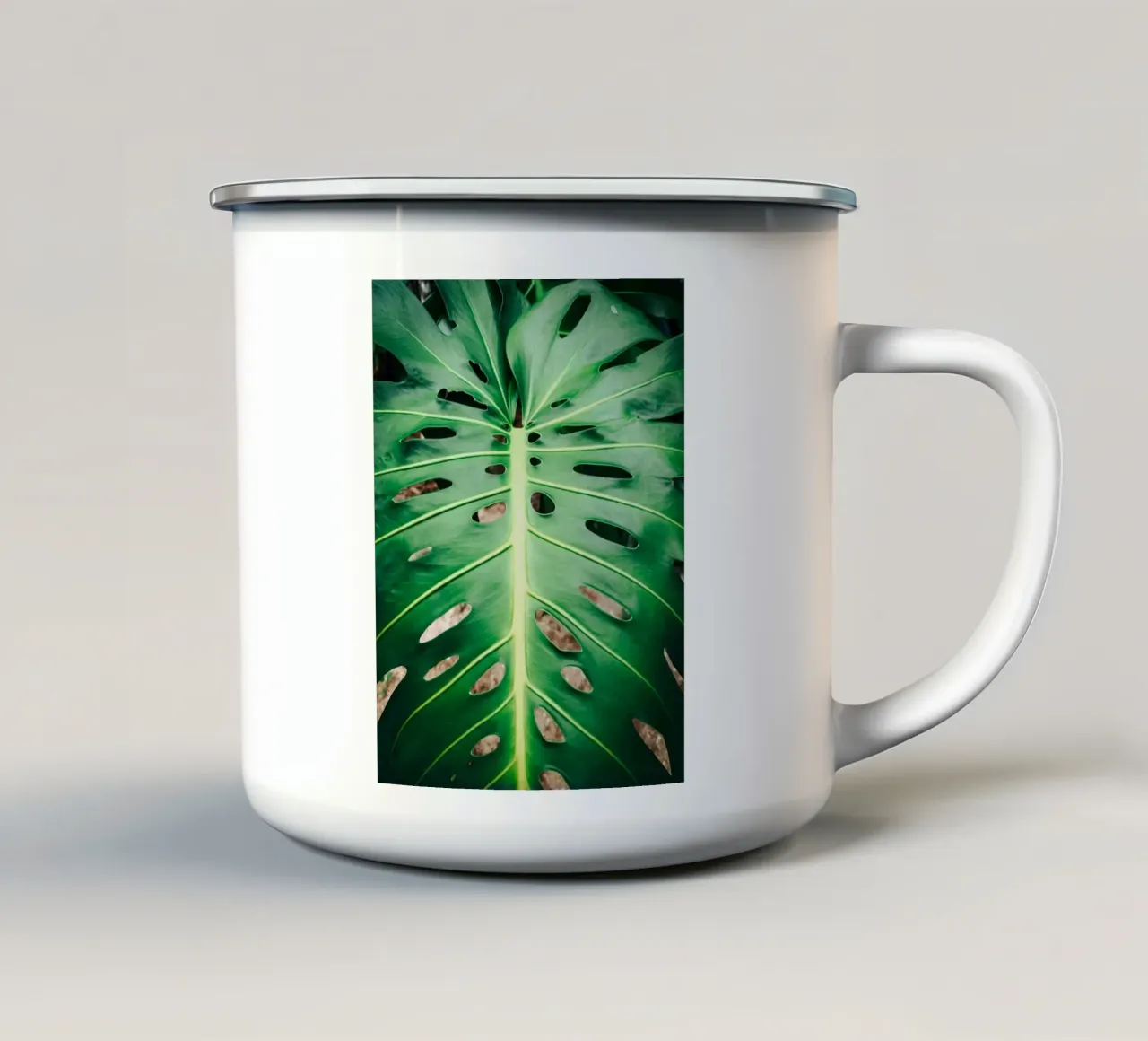 Foglia verde con fori tazza in smalto da Earthly Visions