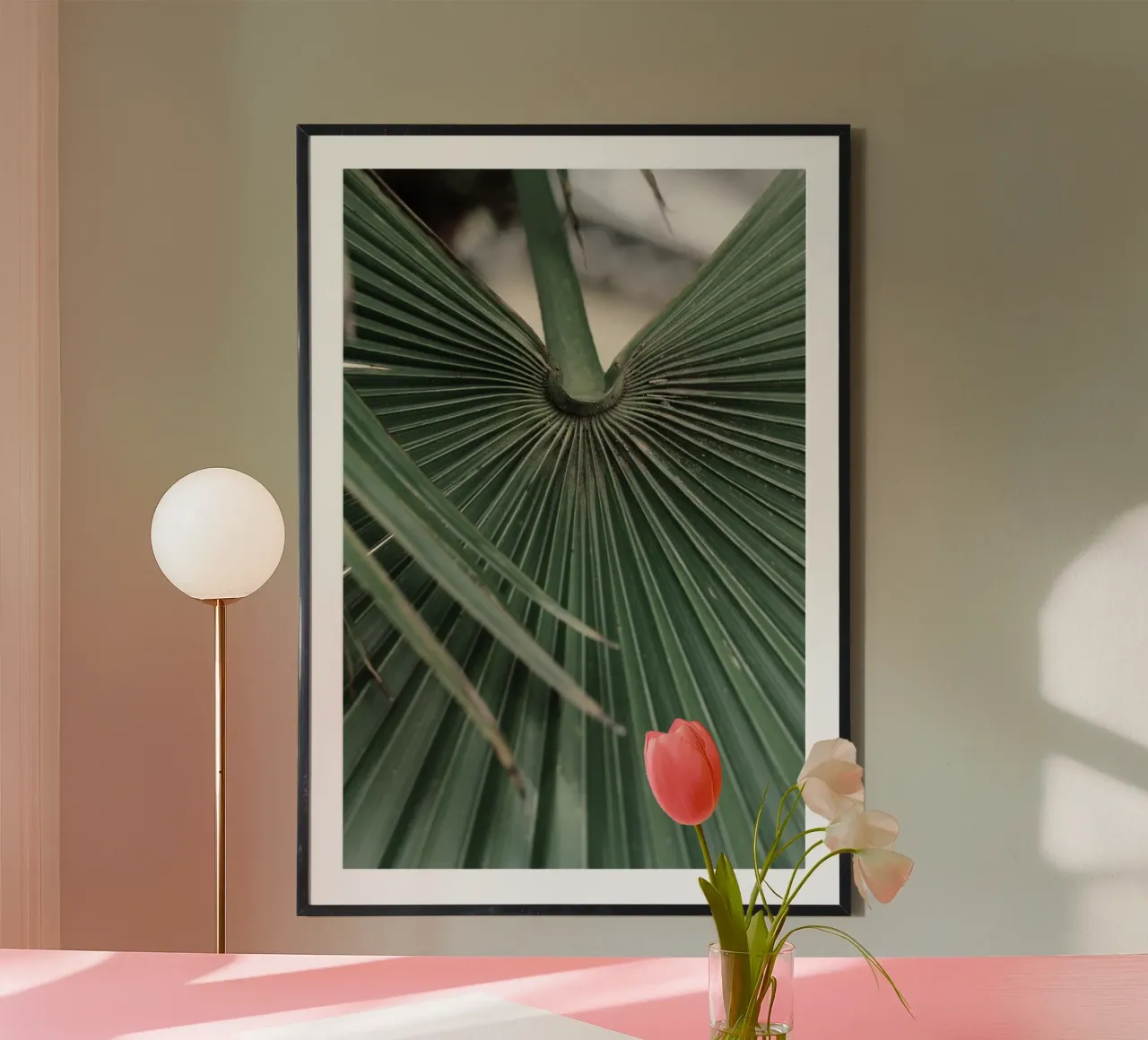 Picciolo della palma poster con telaio in alluminio da Earthly Visions